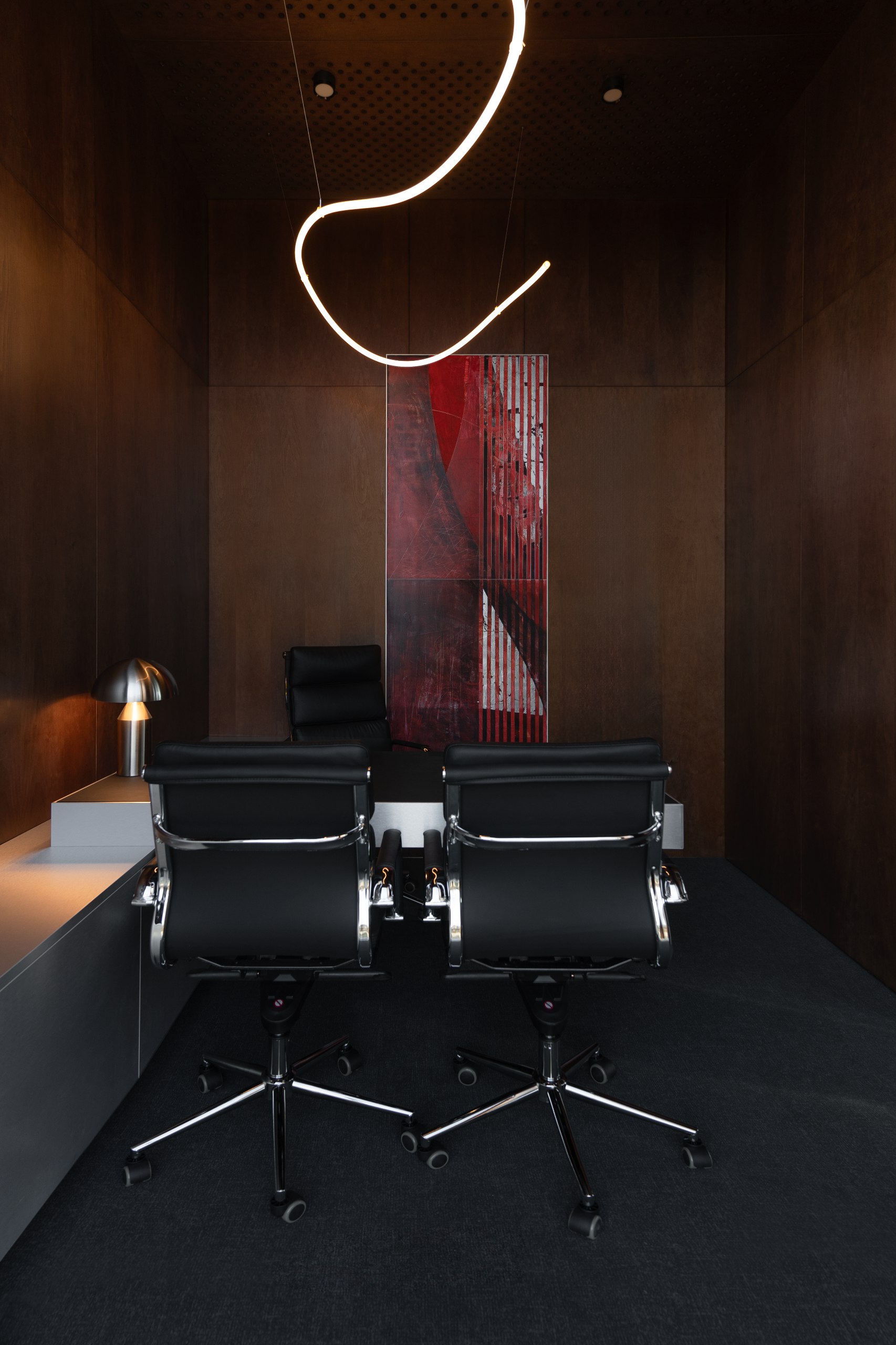 Банковский офис с панорамными окнами и переговорными с прозрачными стенами по проекту бюро ZROBIM architects. Подробности читайте на сайте wajournal.ru по ссылке в шапке профиля | Сетка — социальная сеть от hh.ru