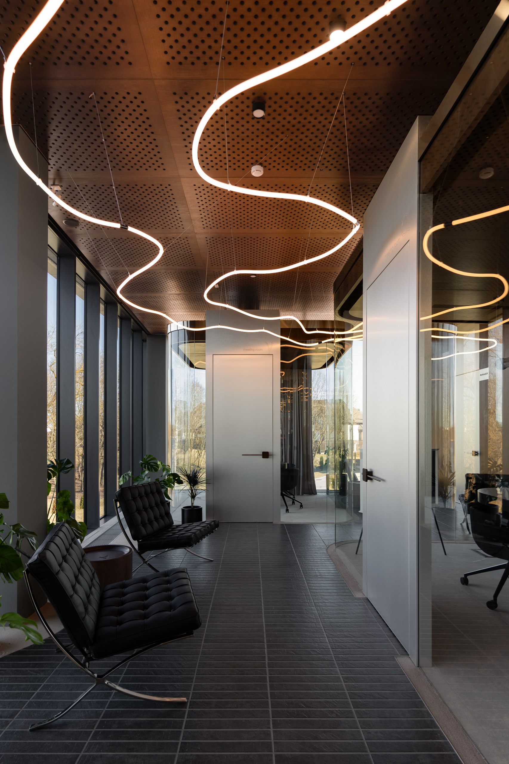 Банковский офис с панорамными окнами и переговорными с прозрачными стенами по проекту бюро ZROBIM architects. Подробности читайте на сайте wajournal.ru по ссылке в шапке профиля | Сетка — социальная сеть от hh.ru