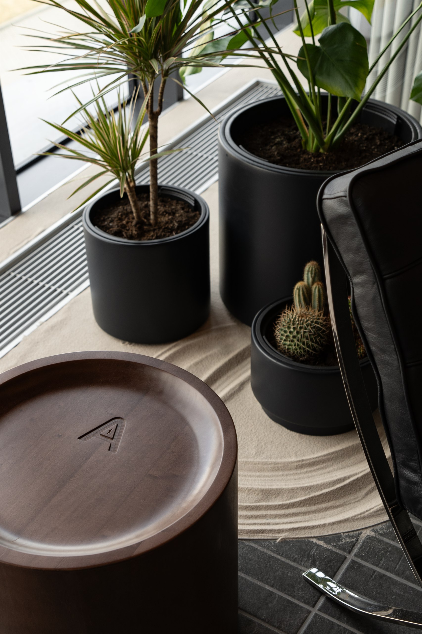 Банковский офис с панорамными окнами и переговорными с прозрачными стенами по проекту бюро ZROBIM architects. Подробности читайте на сайте wajournal.ru по ссылке в шапке профиля | Сетка — социальная сеть от hh.ru