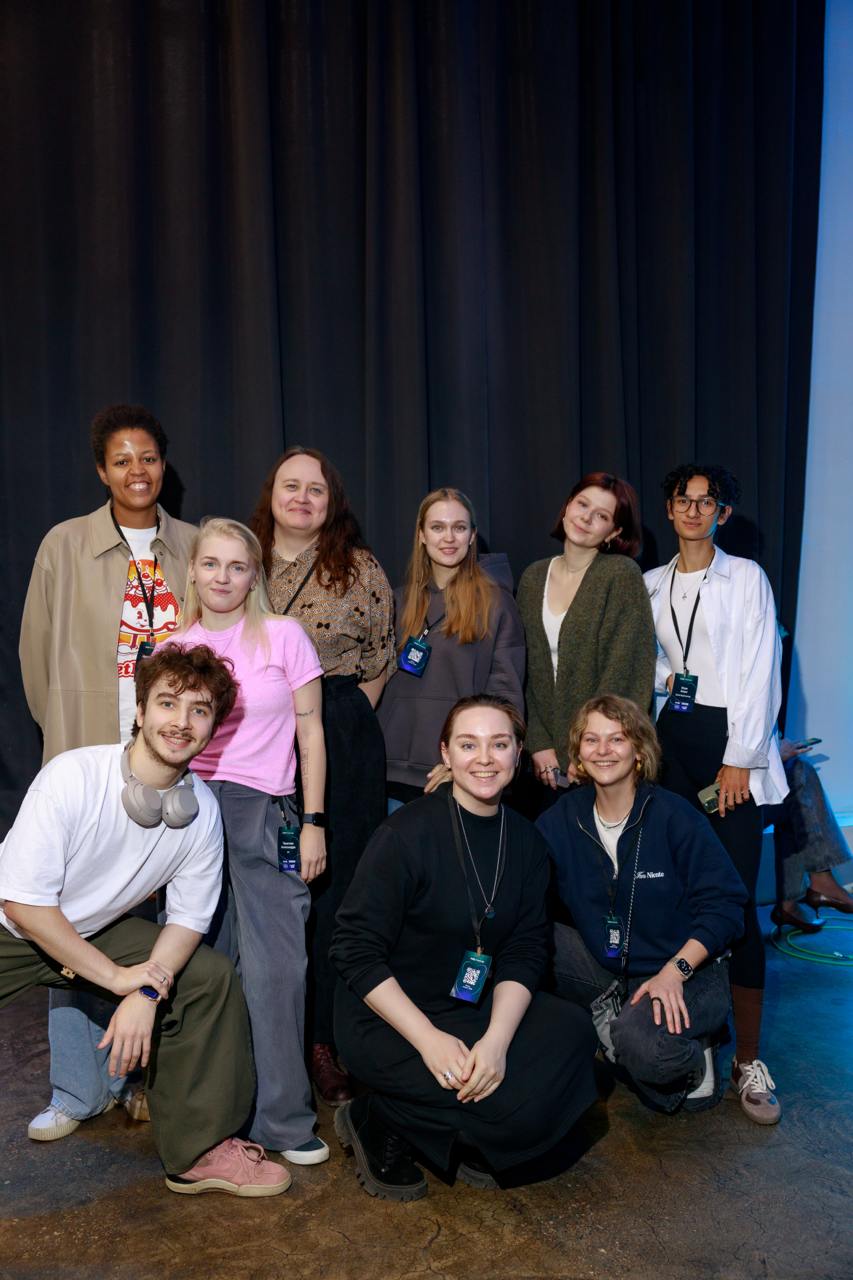 Лиза посмотрела на экран перед началом Хабр Семинара и сказала: «Чувствую, вайб хороший». Так и вышло.  
Год назад мы начали путь офлайн-ивентов. А сейчас? Сейчас у нас 163 гостя на сложной теме | Сетка — социальная сеть от hh.ru