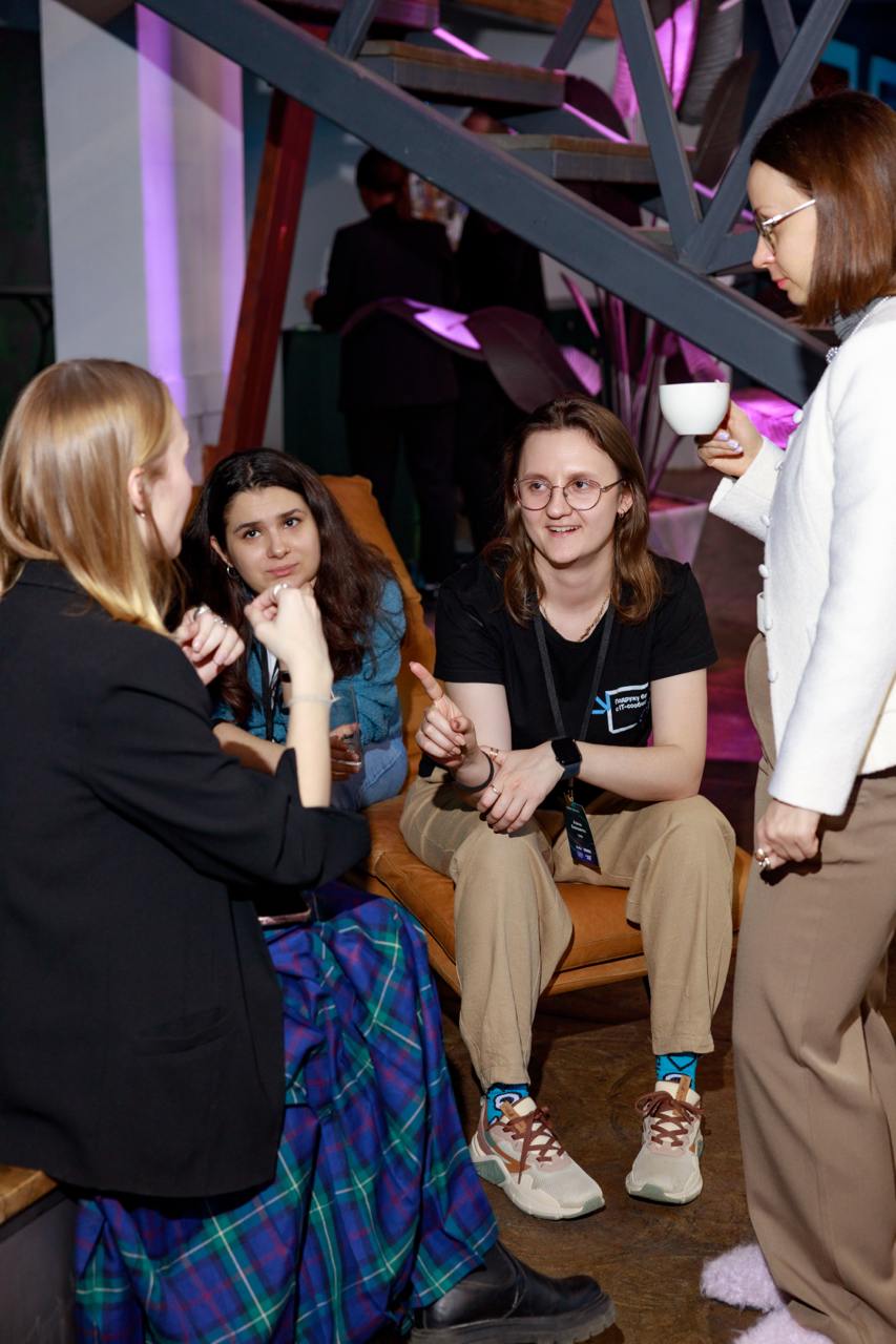 Лиза посмотрела на экран перед началом Хабр Семинара и сказала: «Чувствую, вайб хороший». Так и вышло.  
Год назад мы начали путь офлайн-ивентов. А сейчас? Сейчас у нас 163 гостя на сложной теме | Сетка — социальная сеть от hh.ru