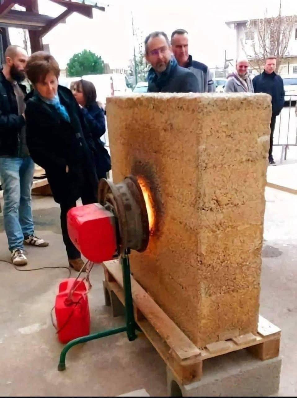 Стена из известково-конопляной смеси... 4 часа под пламенем при 650 ℃, а температура на другой стороне стены поднялась всего на 2 ℃, и при этом без возгорания | Сетка — социальная сеть от hh.ru