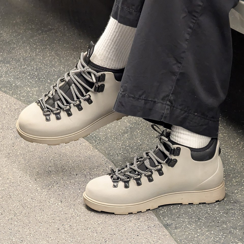 Ну я то знаю 👀 Видел хозяев 😎
А вы, как думаете, кто в каких Нативках?
Чуть ниже голосовалка 👇
Был, кстати пост про Native с интересными комментами ☝️
#обувь #март #2025г #ногимосковскогометро #NMMetr... | Сетка — социальная сеть от hh.ru