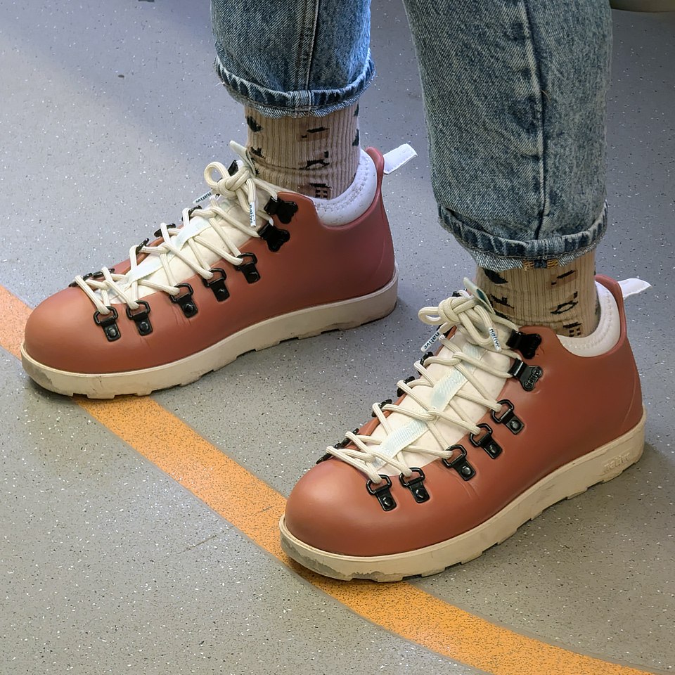 Ну я то знаю 👀 Видел хозяев 😎
А вы, как думаете, кто в каких Нативках?
Чуть ниже голосовалка 👇
Был, кстати пост про Native с интересными комментами ☝️
#обувь #март #2025г #ногимосковскогометро #NMMetr... | Сетка — социальная сеть от hh.ru