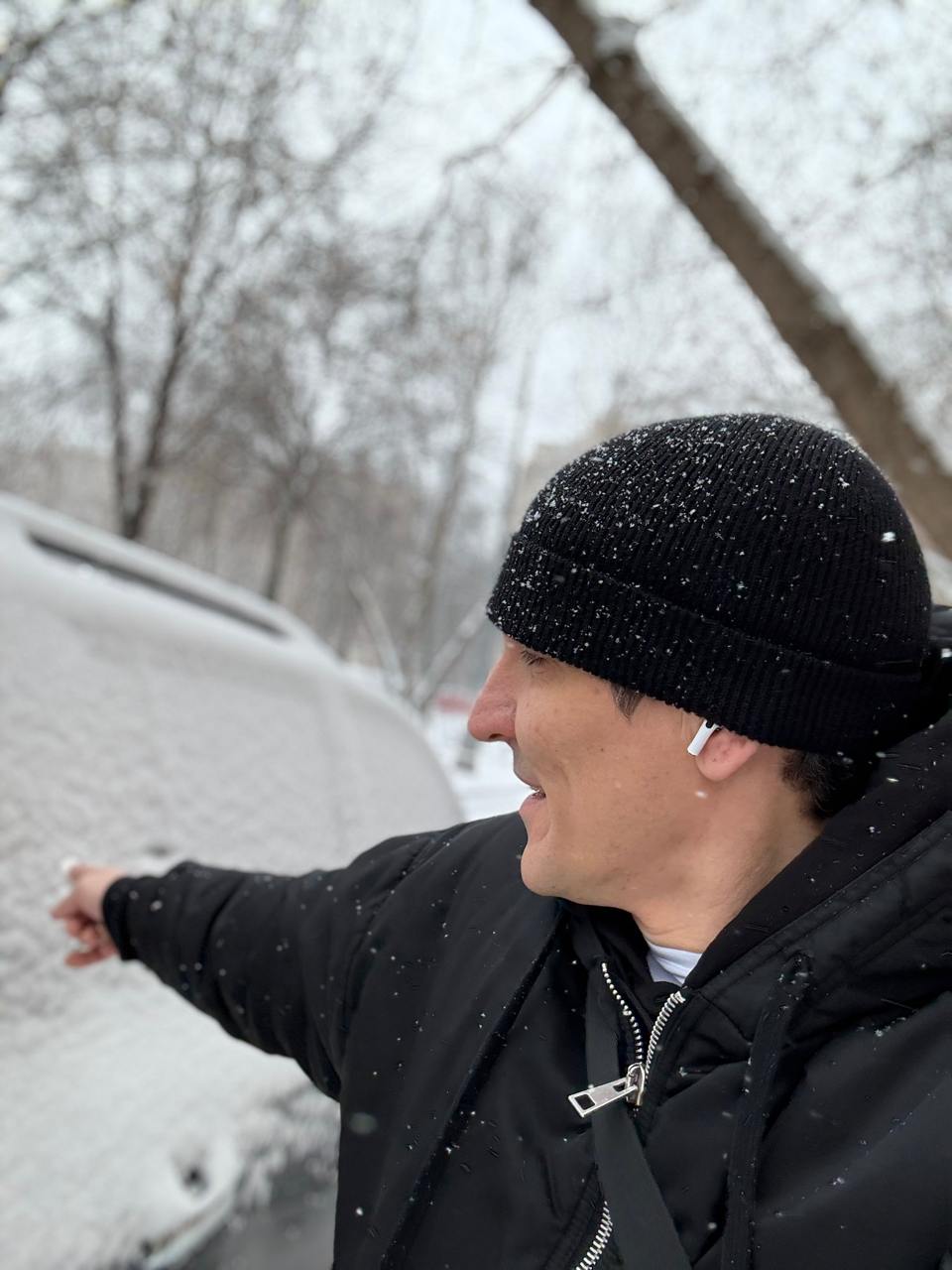 Многие вчера расстроились что в Москве выпал снег. А я наоборот обрадовался, потому что можно было написать на соседской машине, из-за которой сложно было пройти, слово Пидор большими буквами. | Сетка — социальная сеть от hh.ru