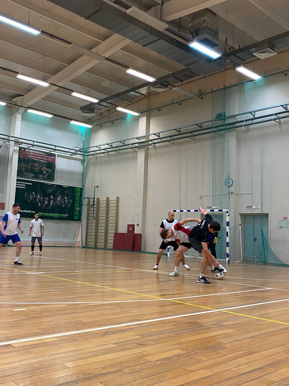 ⚽️ Тяжело на тренировках, легко на матчах
В минувшую субботу сотрудники завода HAVAL собрались на очередную футбольную тренировку. Всего в ней участвовало 18 человек | Сетка — социальная сеть от hh.ru