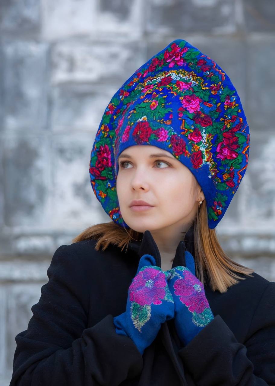 Спорим, что таких кокошников вы еще не встречали? Каюсь, сначала подумала «какая классная банная шапочка!»
Потом посмотрела фото и поняла, что это шапка из войлока для улицы | Сетка — социальная сеть от hh.ru