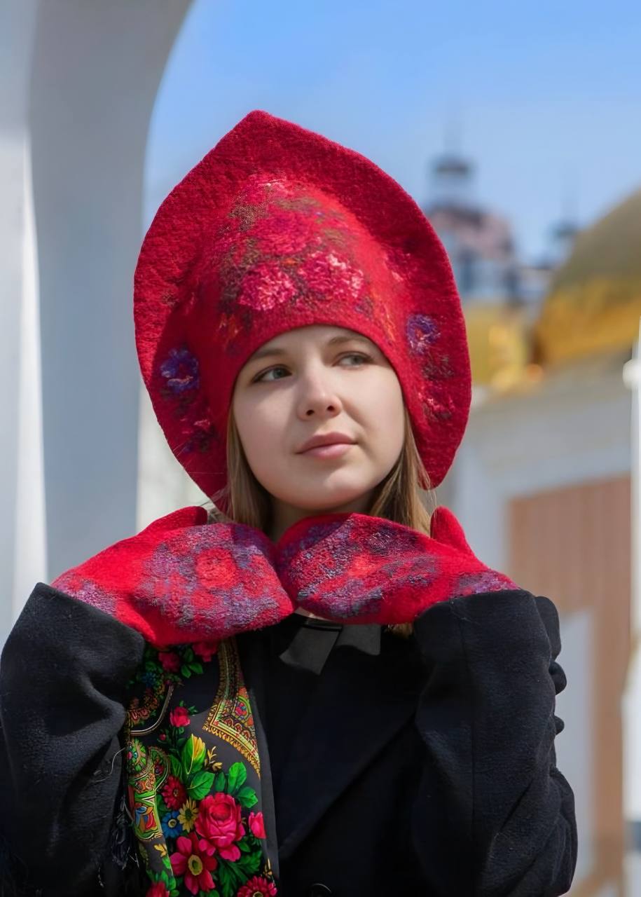 Спорим, что таких кокошников вы еще не встречали? Каюсь, сначала подумала «какая классная банная шапочка!»
Потом посмотрела фото и поняла, что это шапка из войлока для улицы | Сетка — социальная сеть от hh.ru