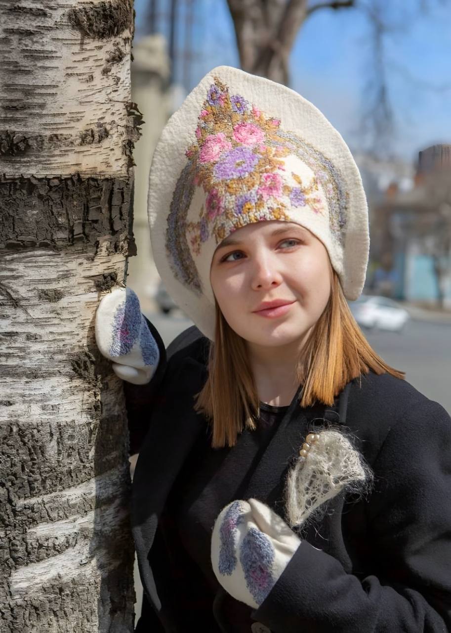 Спорим, что таких кокошников вы еще не встречали? Каюсь, сначала подумала «какая классная банная шапочка!»
Потом посмотрела фото и поняла, что это шапка из войлока для улицы | Сетка — социальная сеть от hh.ru