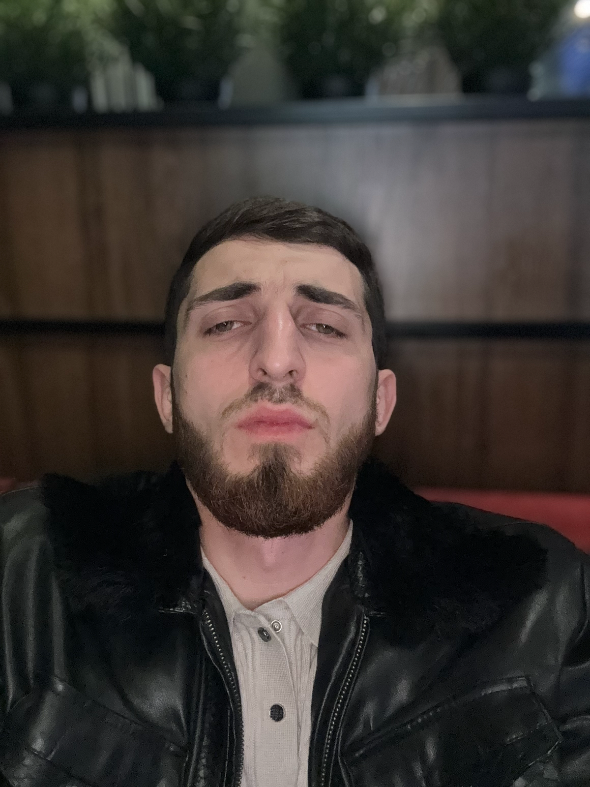 👋 Привет! Меня зовут Ибрагим, и я являюсь агентом по недвижимости.
🏡 Моя цель — помочь вам найти идеальное жилье или продать вашу недвижимость с максимальной выгодой. Вот чем я могу быть полезен:
1 | Сетка — социальная сеть от hh.ru