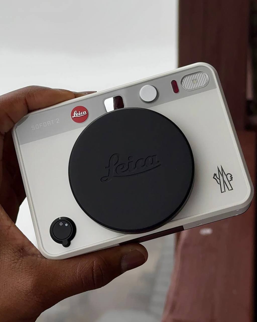 📸 Moncler и Leica показали серию фотоаппаратов к показу в Куршевеле | Сетка — социальная сеть от hh.ru