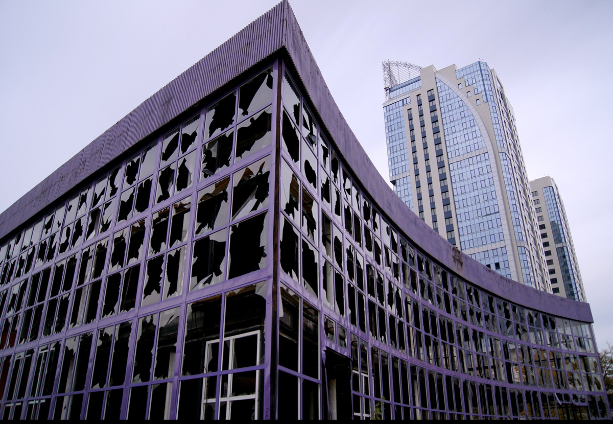 ⛔️ Теория разбитых окон: почему нельзя оставлять бардак (даже в процессах)
Вы когда-нибудь видели разбитое окно, которое долго никто не менял? Через неделю у дома нет окна, через месяц — двери, а чере... | Сетка — социальная сеть от hh.ru