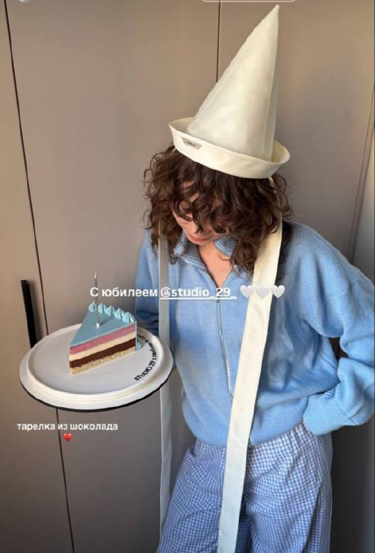 Один айтем сквозь весь кампейн — это сильно
Этот торт появился как старт всей кампании к празднованию 10-летия Studio29. Намечается case study по грамотному «якорению» образа | Сетка — социальная сеть от hh.ru