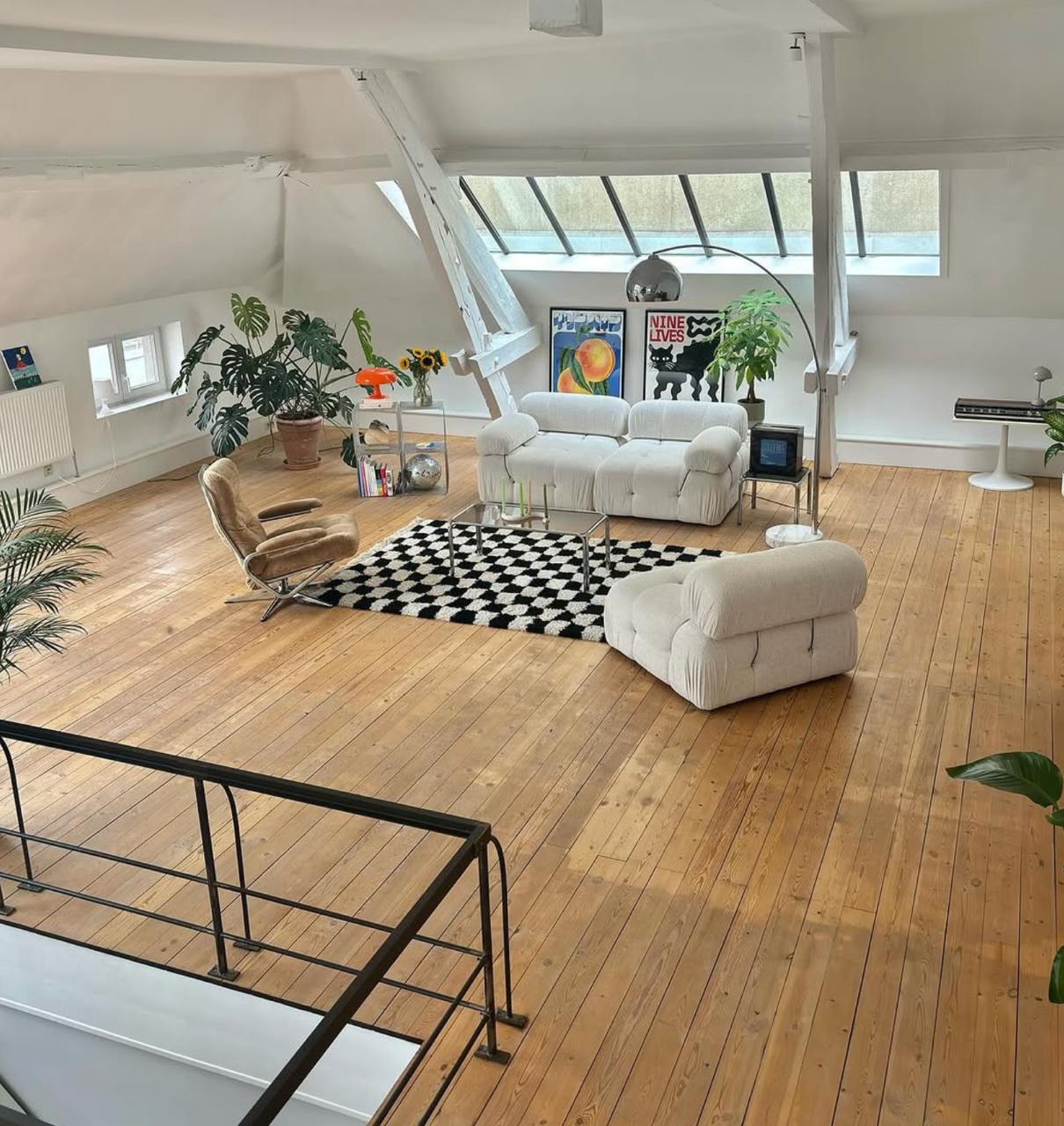 Потрясающий пример аккаунта построенного только на UGC 
Нашёл в Инсте бизнес, который печатает плакаты. Просто плакаты, ничего сложного. Для интерьеров | Сетка — социальная сеть от hh.ru