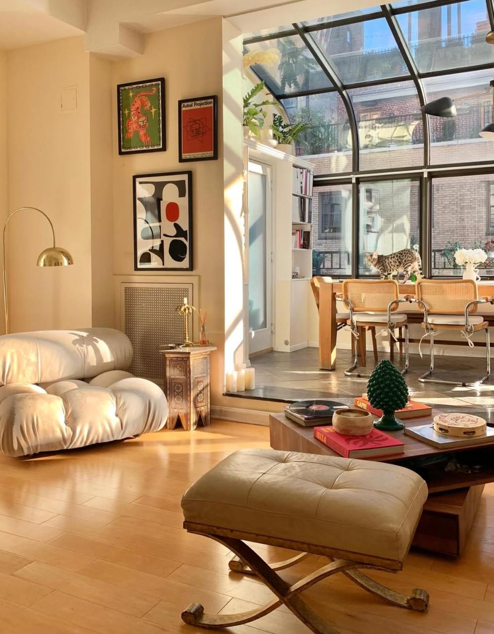 Потрясающий пример аккаунта построенного только на UGC 
Нашёл в Инсте бизнес, который печатает плакаты. Просто плакаты, ничего сложного. Для интерьеров | Сетка — социальная сеть от hh.ru