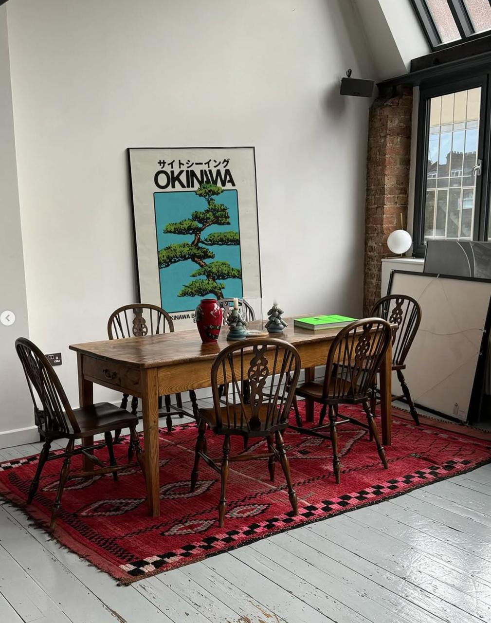 Потрясающий пример аккаунта построенного только на UGC 
Нашёл в Инсте бизнес, который печатает плакаты. Просто плакаты, ничего сложного. Для интерьеров | Сетка — социальная сеть от hh.ru