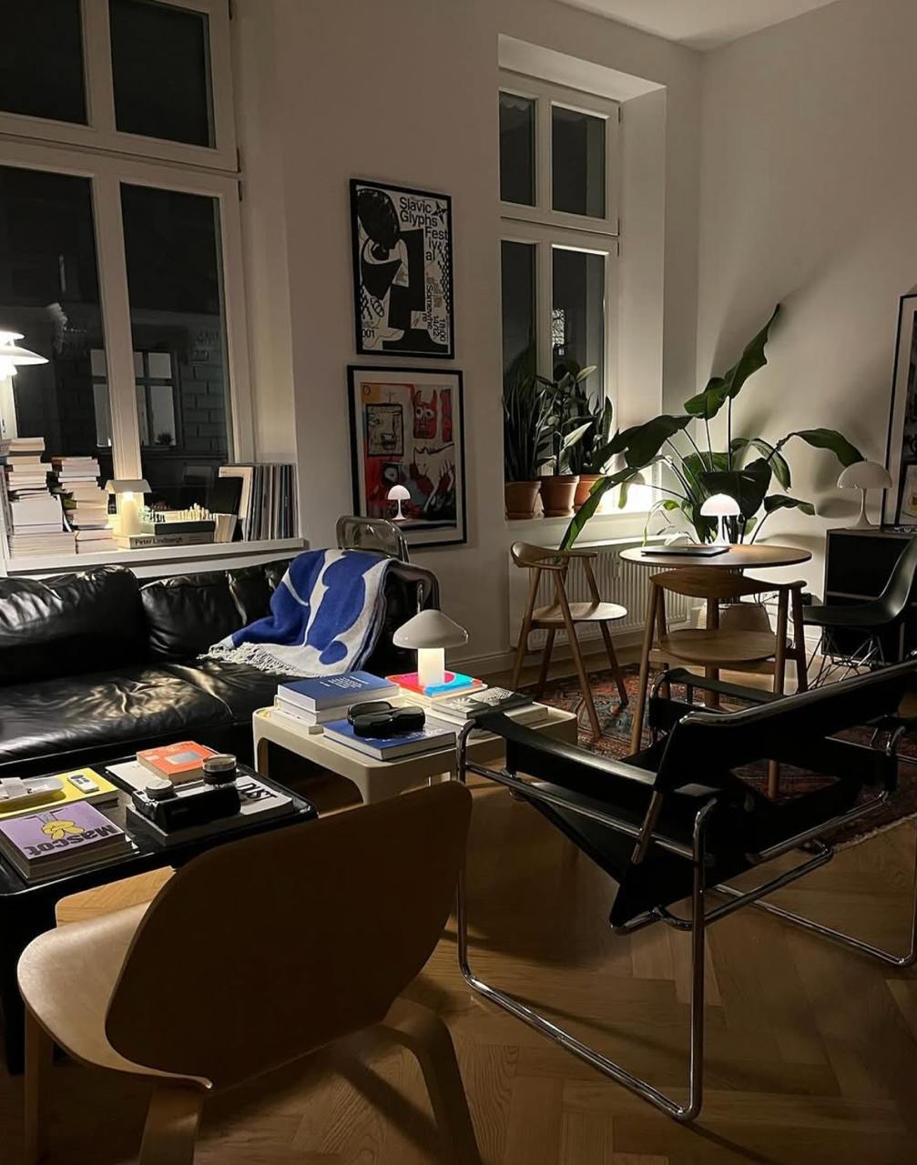 Потрясающий пример аккаунта построенного только на UGC 
Нашёл в Инсте бизнес, который печатает плакаты. Просто плакаты, ничего сложного. Для интерьеров | Сетка — социальная сеть от hh.ru