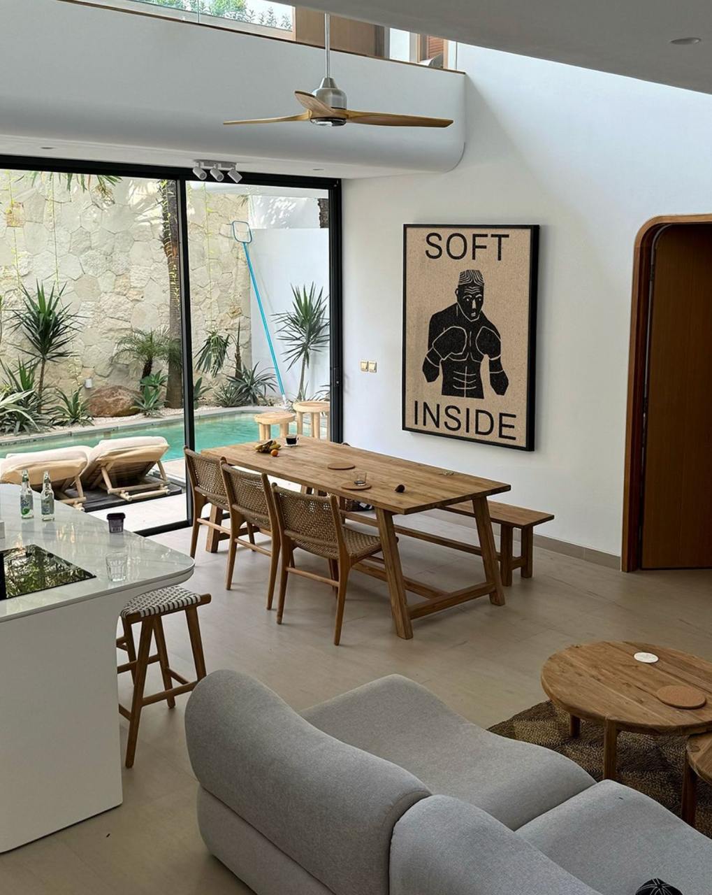 Потрясающий пример аккаунта построенного только на UGC 
Нашёл в Инсте бизнес, который печатает плакаты. Просто плакаты, ничего сложного. Для интерьеров | Сетка — социальная сеть от hh.ru