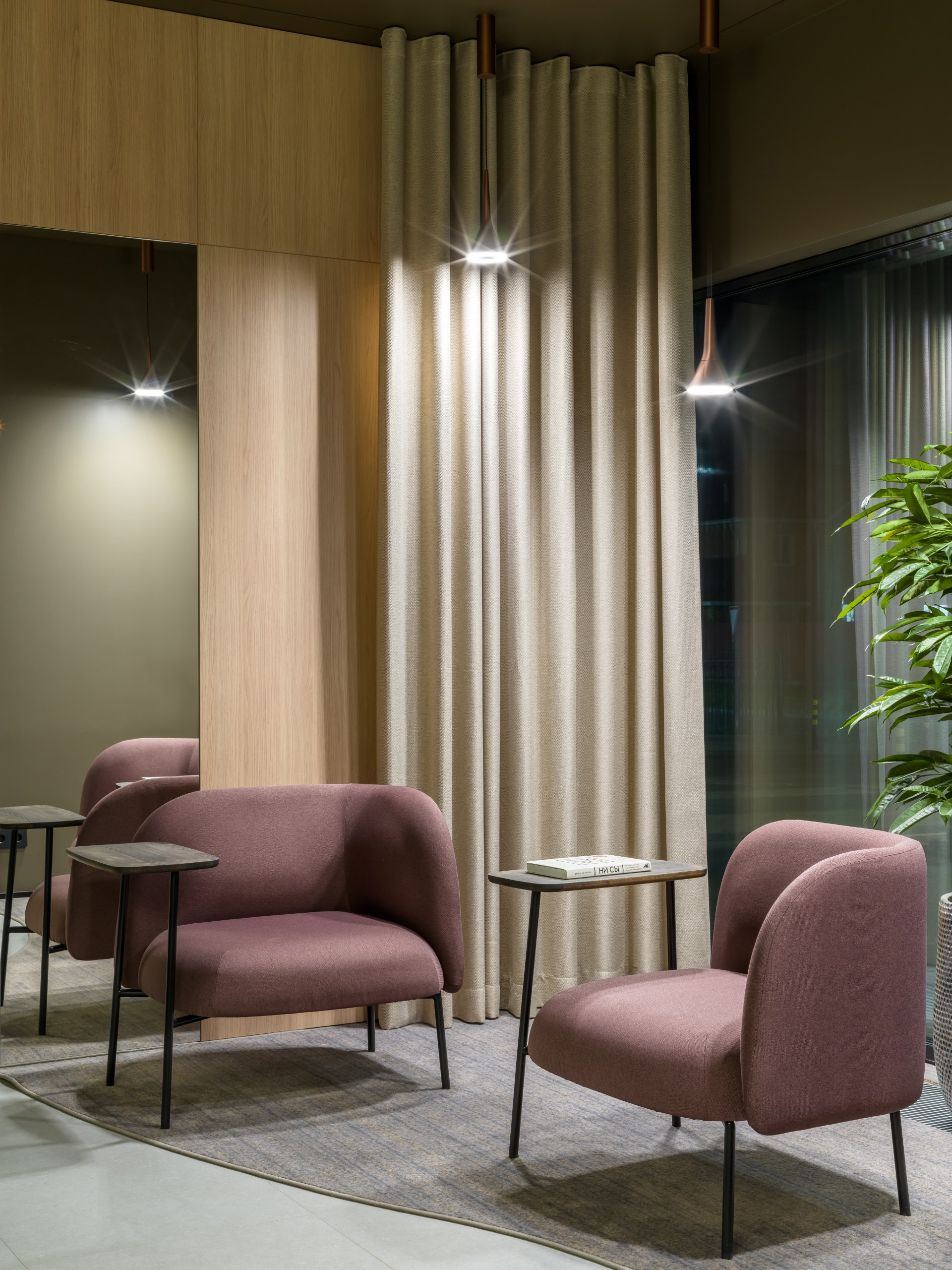 Может ли современная клиника выглядеть как модный бутик и при этом полностью соответствовать всем санитарным нормам? Дизайнеры студии INTERIUS создали интерьер, где эстетика и функциональность существ... | Сетка — социальная сеть от hh.ru