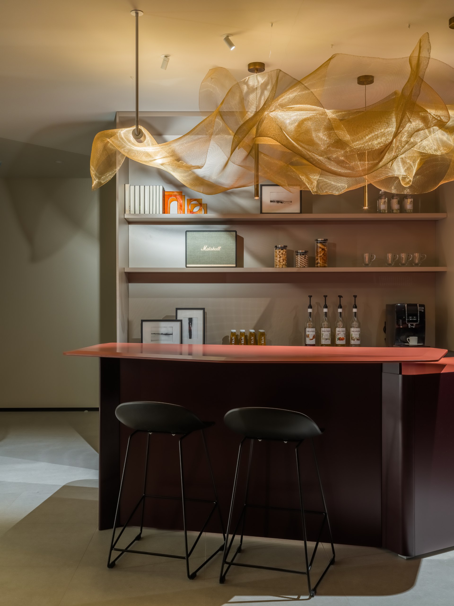 Может ли современная клиника выглядеть как модный бутик и при этом полностью соответствовать всем санитарным нормам? Дизайнеры студии INTERIUS создали интерьер, где эстетика и функциональность существ... | Сетка — социальная сеть от hh.ru