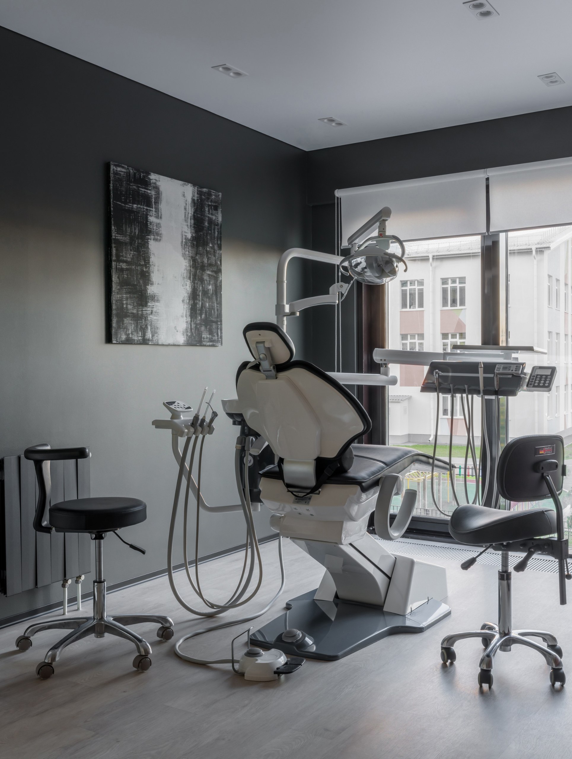 Может ли современная клиника выглядеть как модный бутик и при этом полностью соответствовать всем санитарным нормам? Дизайнеры студии INTERIUS создали интерьер, где эстетика и функциональность существ... | Сетка — социальная сеть от hh.ru