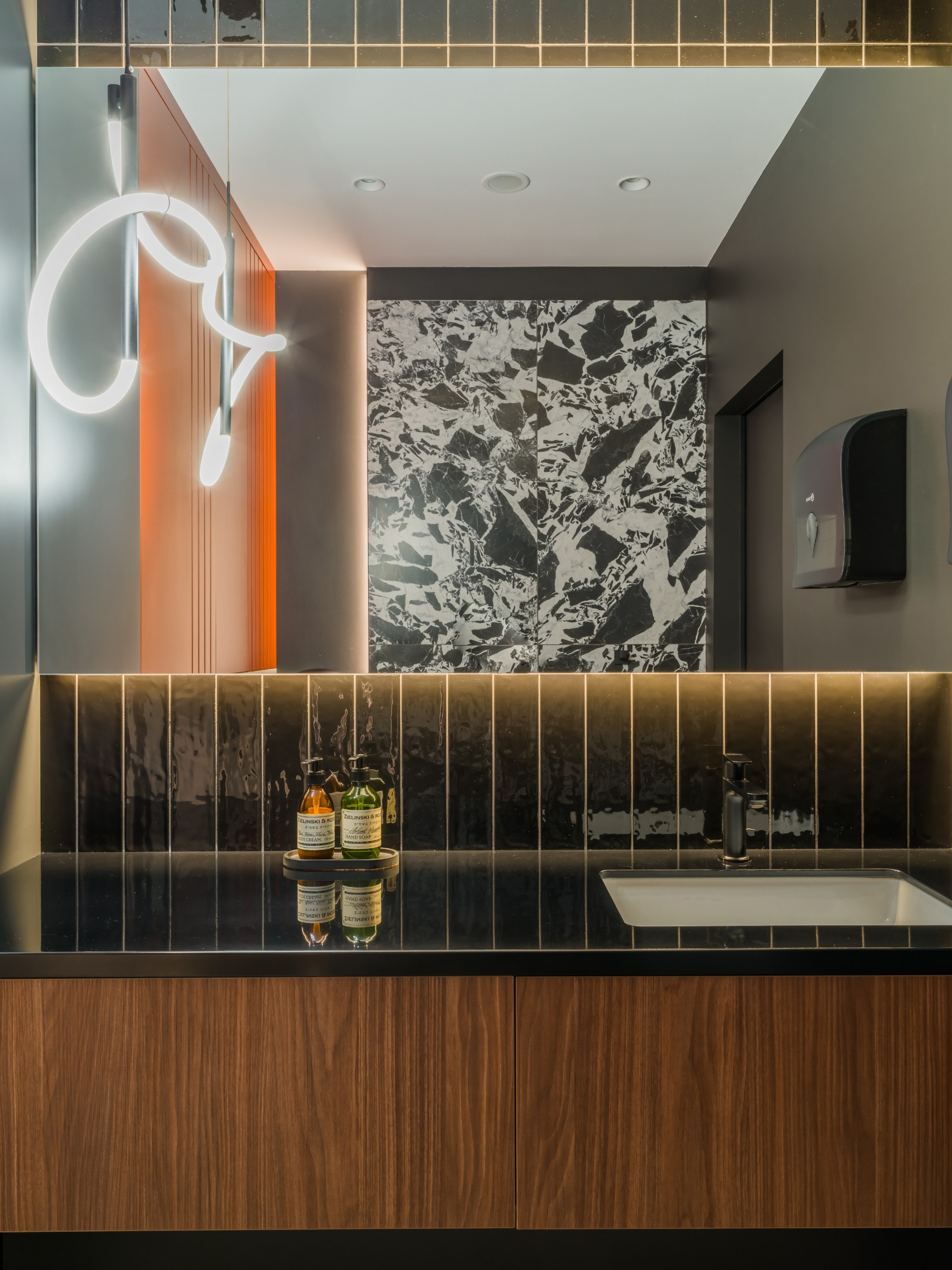 Может ли современная клиника выглядеть как модный бутик и при этом полностью соответствовать всем санитарным нормам? Дизайнеры студии INTERIUS создали интерьер, где эстетика и функциональность существ... | Сетка — социальная сеть от hh.ru