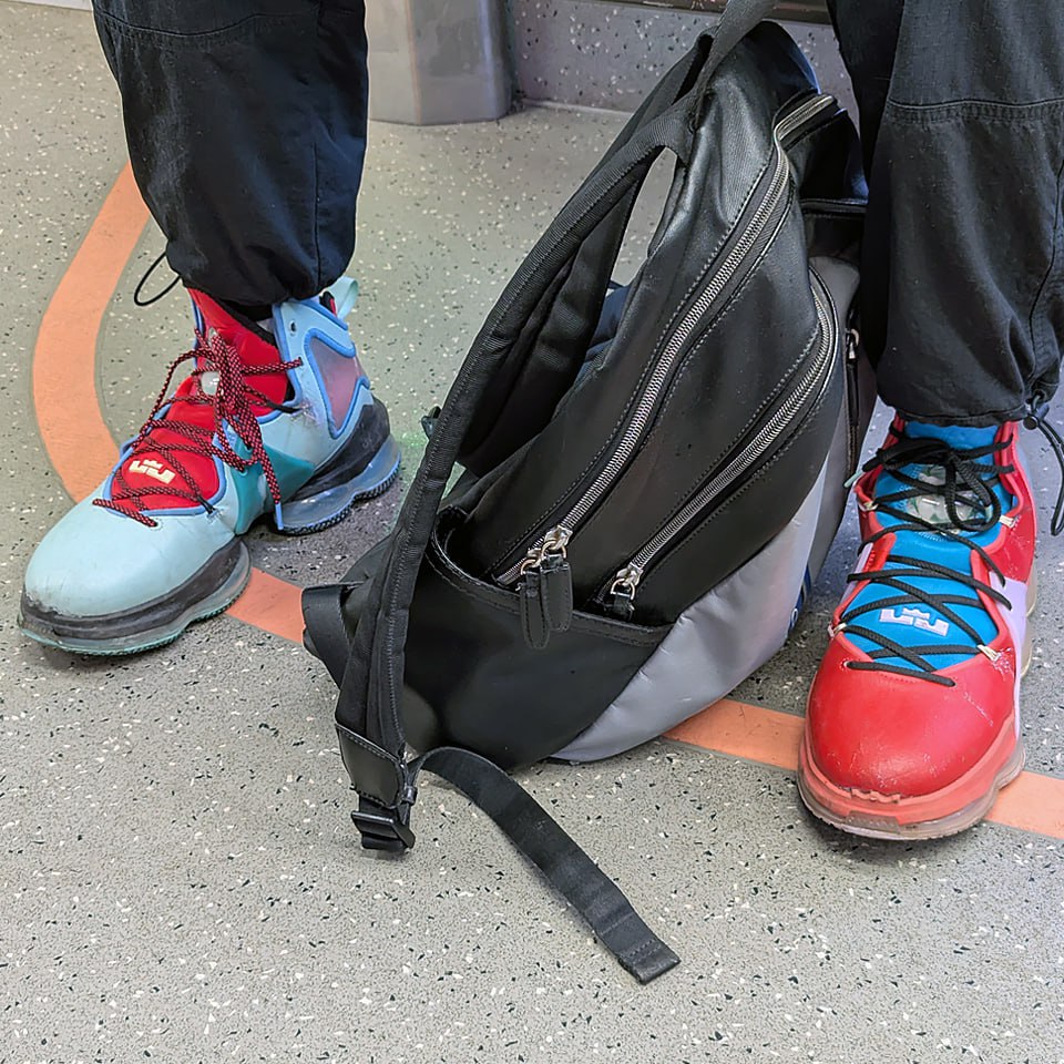 А вы бы сходу догадались что это NIKE? 👀
И это — Nike LeBron 19 EP "The Map"
Ещё одна моделька в моём списке желаний 🤩
⭐️В мире баскетбола есть игроки, чьи имена становятся легендами, а их история — к... | Сетка — социальная сеть от hh.ru