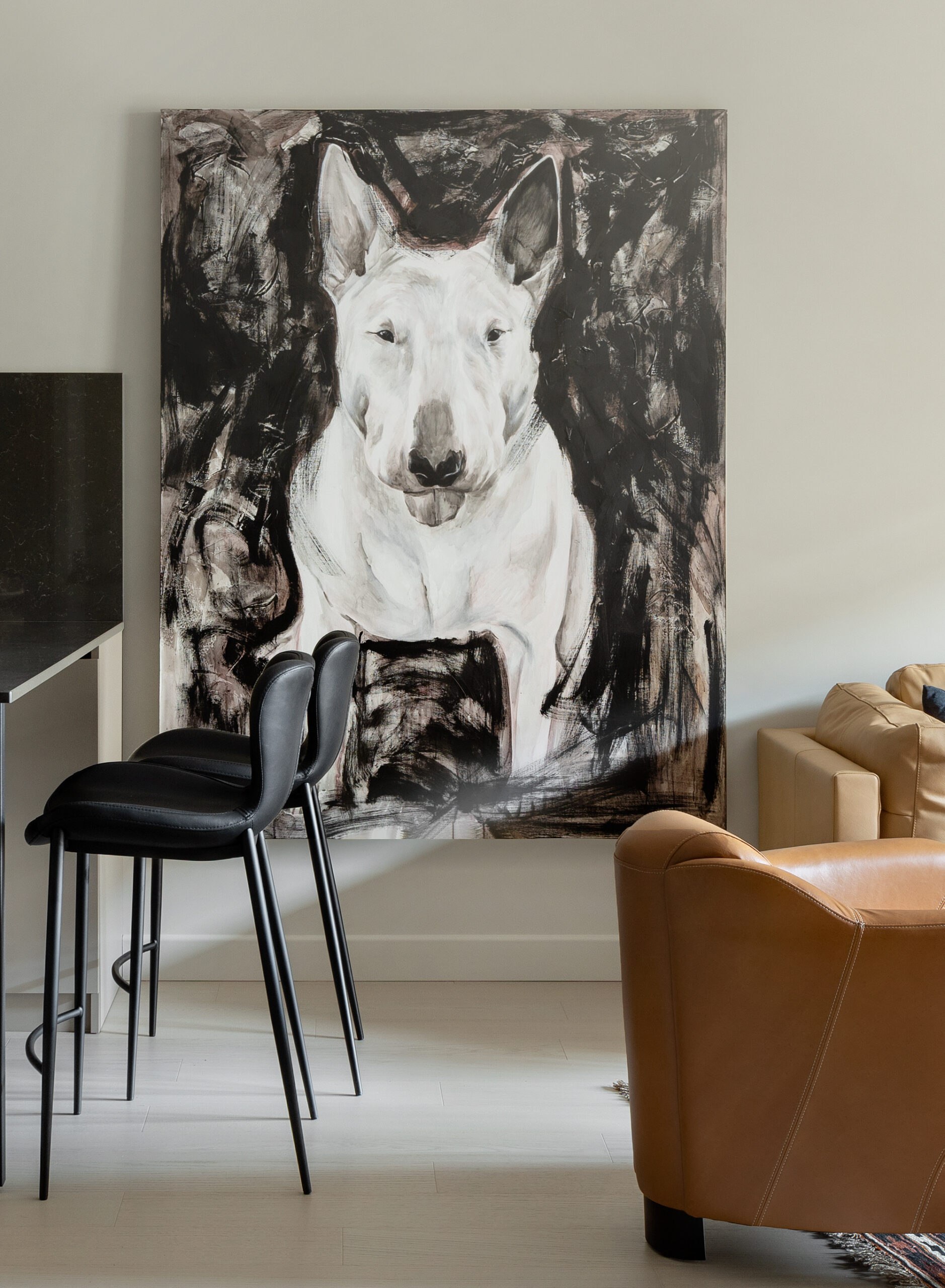 Элементы лофта, яркий ковёр и картины с собаками в интерьере для современного холостяка по проекту дизайнеров Алёны Ольхиной и Эльмиры Исхаковой. Смотрите и читайте на сайте wajournal.ru | Сетка — социальная сеть от hh.ru