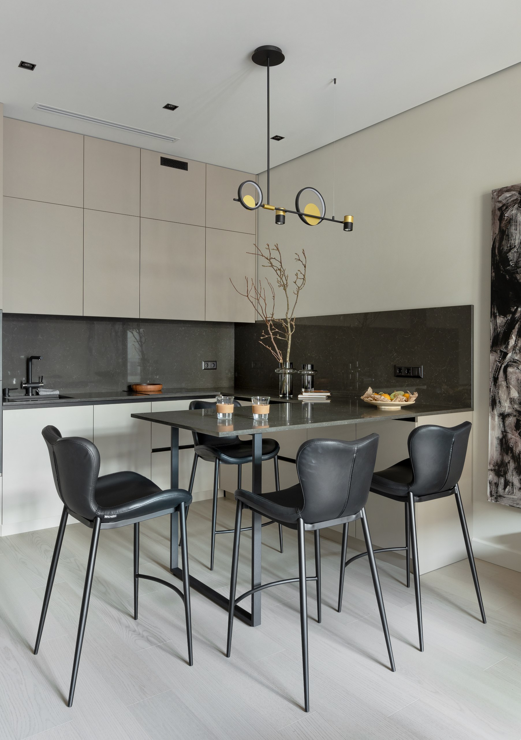 Элементы лофта, яркий ковёр и картины с собаками в интерьере для современного холостяка по проекту дизайнеров Алёны Ольхиной и Эльмиры Исхаковой. Смотрите и читайте на сайте wajournal.ru | Сетка — социальная сеть от hh.ru