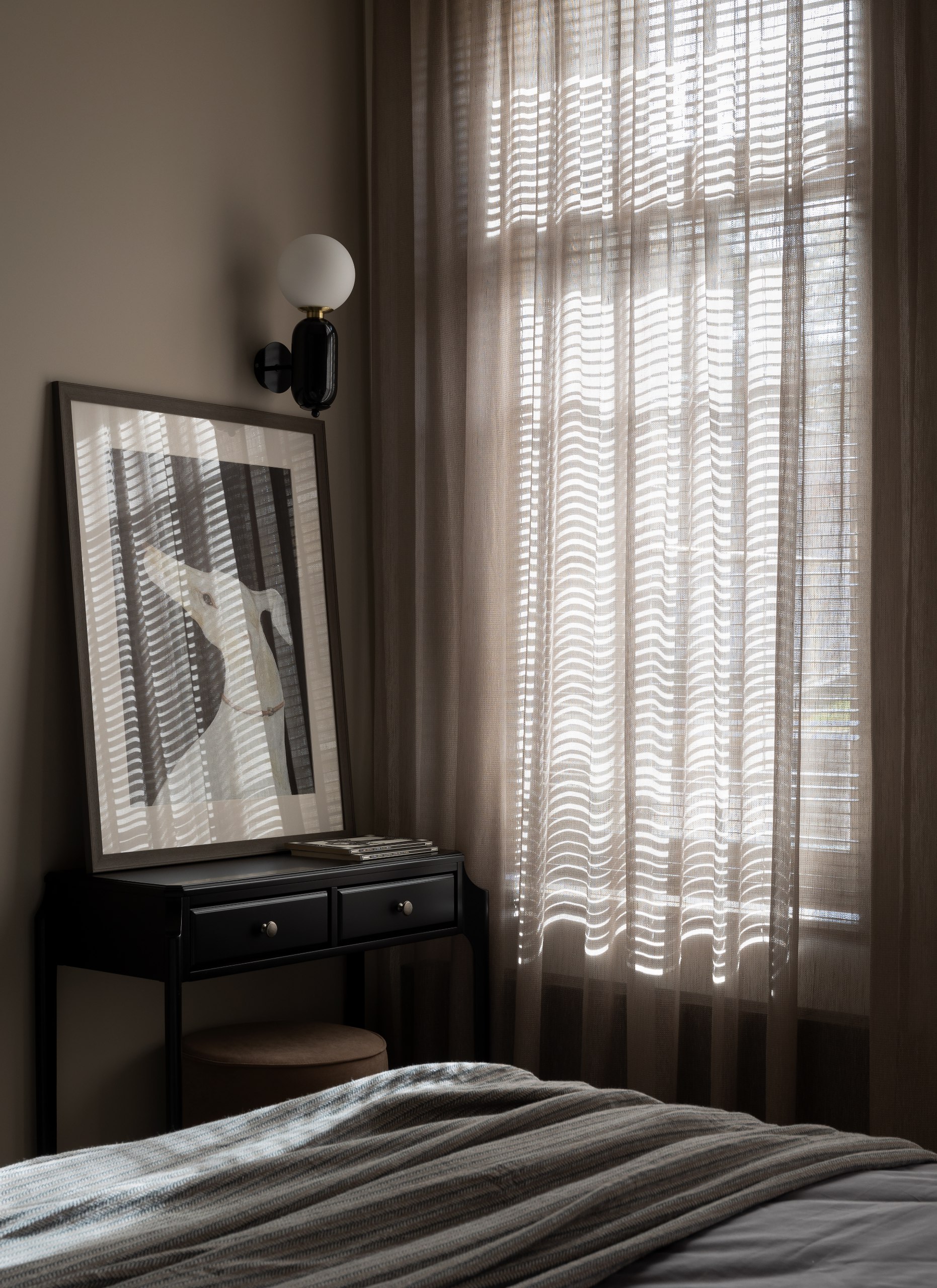 Элементы лофта, яркий ковёр и картины с собаками в интерьере для современного холостяка по проекту дизайнеров Алёны Ольхиной и Эльмиры Исхаковой. Смотрите и читайте на сайте wajournal.ru | Сетка — социальная сеть от hh.ru