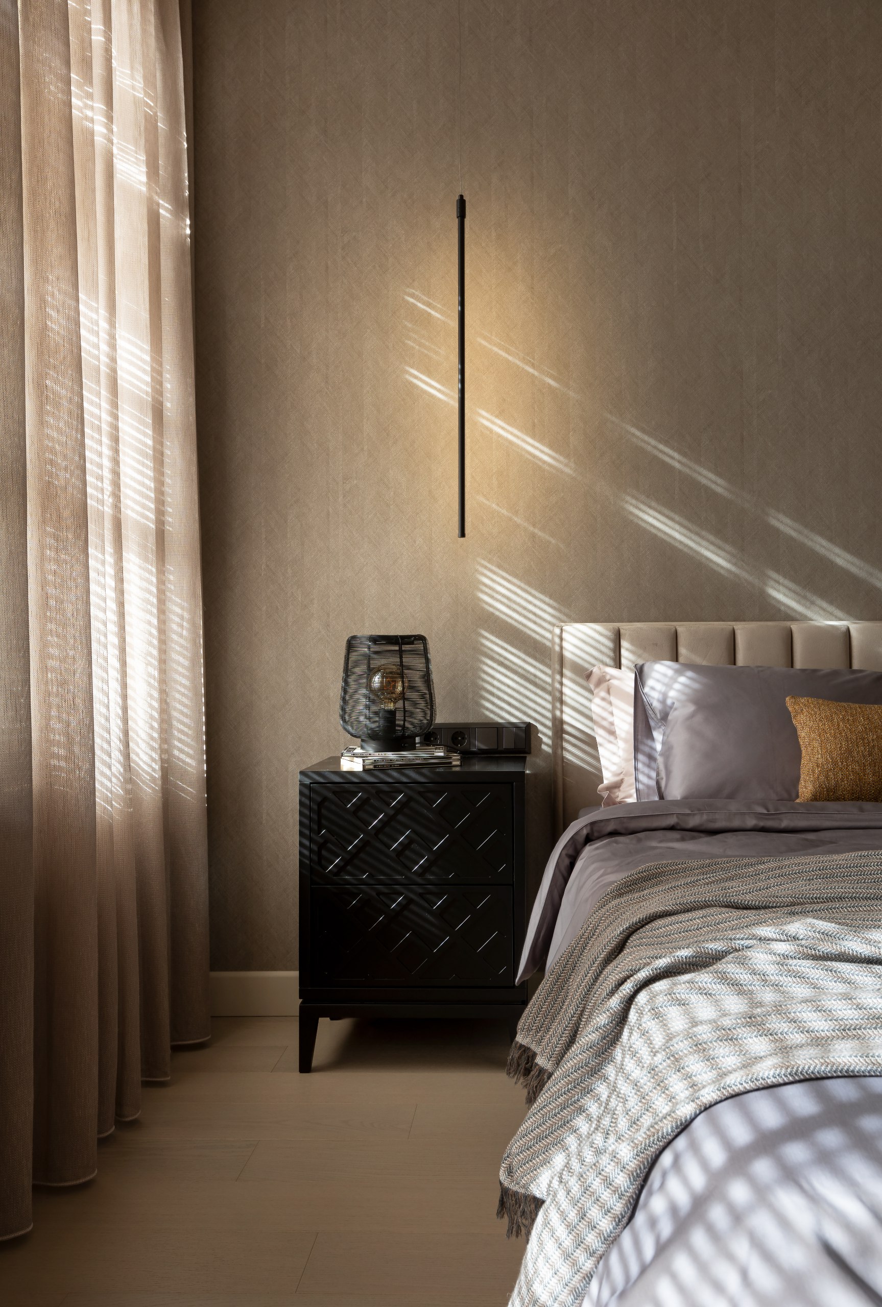 Элементы лофта, яркий ковёр и картины с собаками в интерьере для современного холостяка по проекту дизайнеров Алёны Ольхиной и Эльмиры Исхаковой. Смотрите и читайте на сайте wajournal.ru | Сетка — социальная сеть от hh.ru