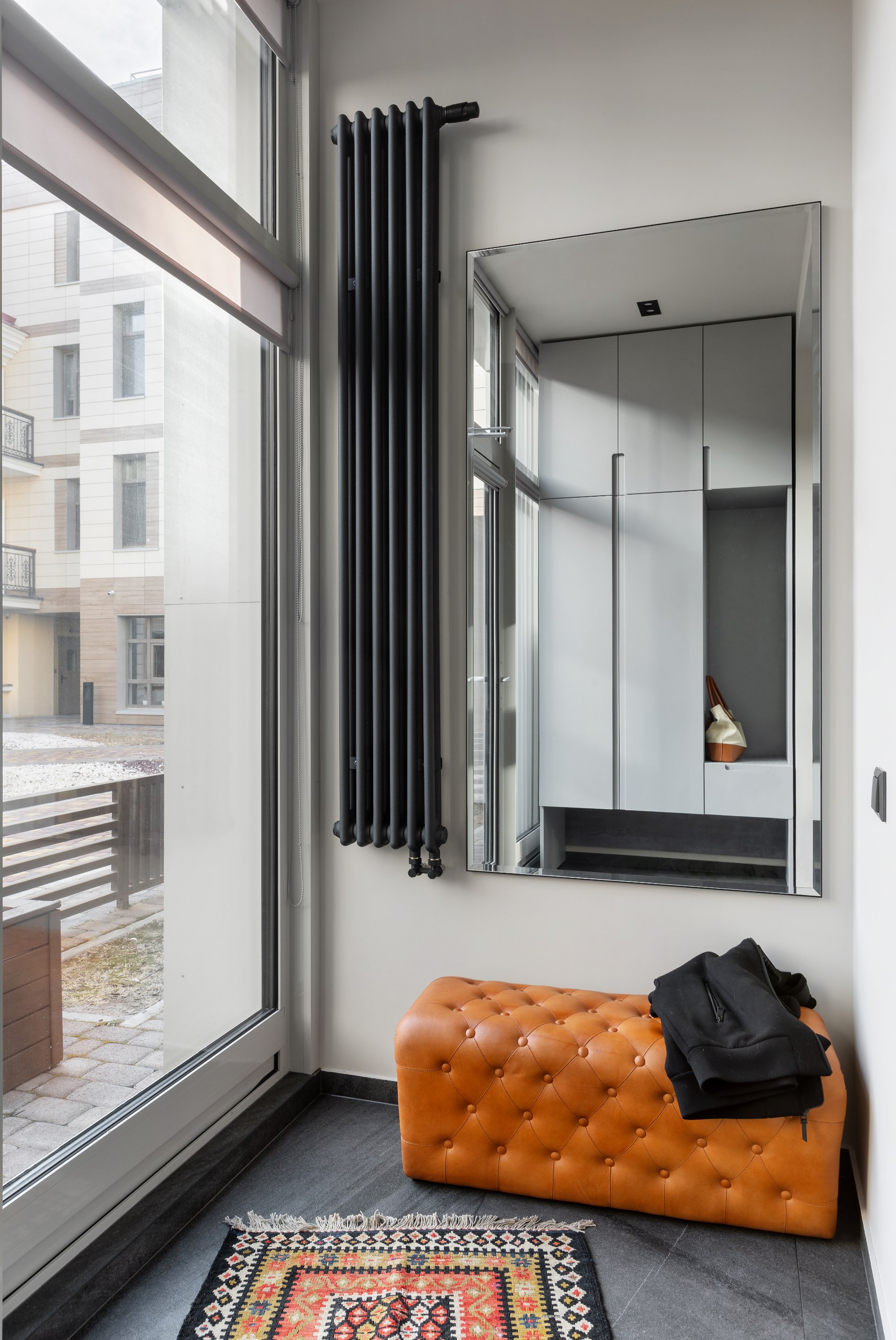 Элементы лофта, яркий ковёр и картины с собаками в интерьере для современного холостяка по проекту дизайнеров Алёны Ольхиной и Эльмиры Исхаковой. Смотрите и читайте на сайте wajournal.ru | Сетка — социальная сеть от hh.ru