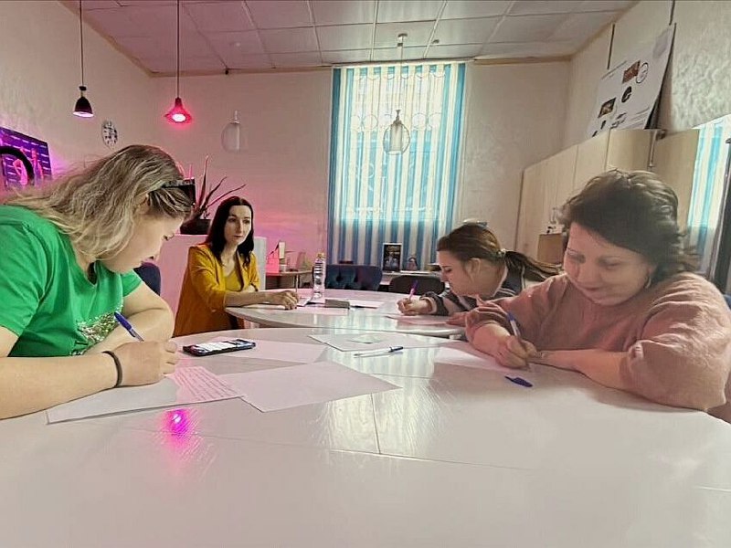 Тренинг по самопрезентации
4 часа. 4 абсолютно разных красотки из одной сетевой компании | Сетка — социальная сеть от hh.ru
