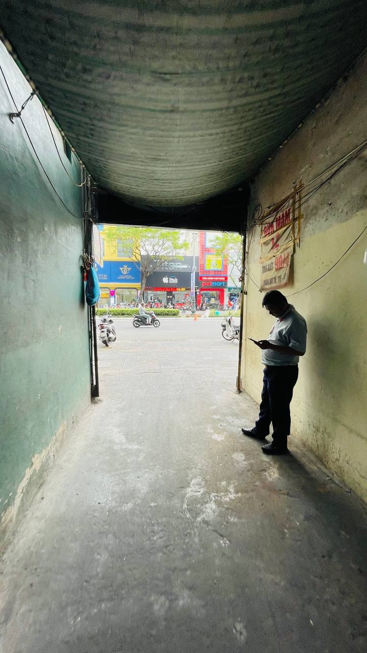 Поезд в средневековье. 
Провожающие, скорее выходите, чтоб не уехать с отъезжающими.
Раз в 6 месяцев переезжаю на новое место | Сетка — социальная сеть от hh.ru