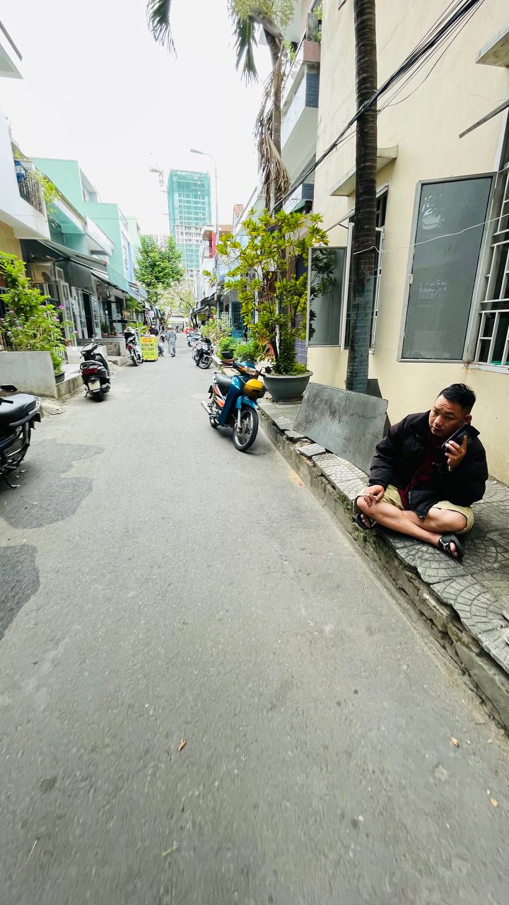 Поезд в средневековье. 
Провожающие, скорее выходите, чтоб не уехать с отъезжающими.
Раз в 6 месяцев переезжаю на новое место | Сетка — социальная сеть от hh.ru