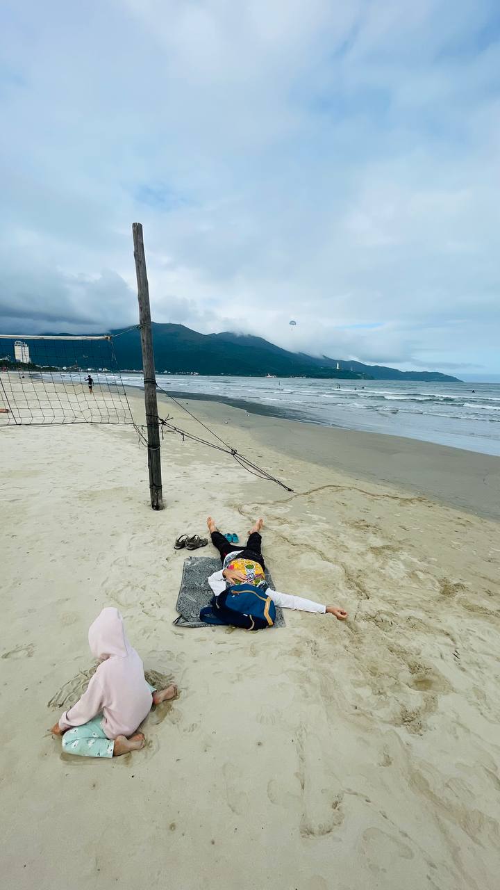 Поезд в средневековье. 
Провожающие, скорее выходите, чтоб не уехать с отъезжающими.
Раз в 6 месяцев переезжаю на новое место | Сетка — социальная сеть от hh.ru