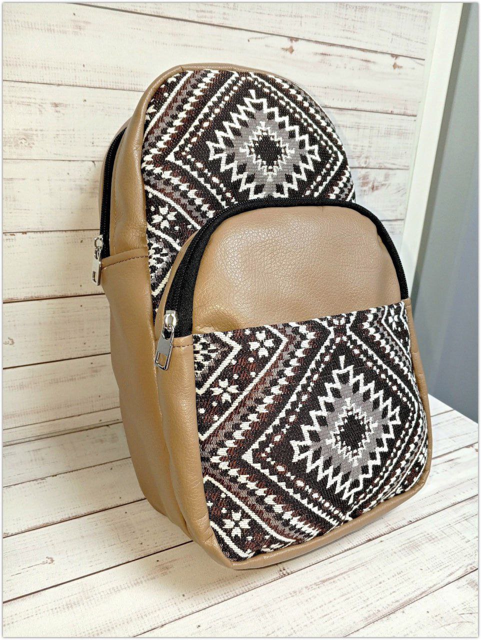 📍Что сегодня есть на нашем складе? Показываем и рассказываем.
👉Сумка-хобо с вышивкой “Волшебный цветок”. 
Материал - экокожа. Множество карманов внутри и снаружи | Сетка — социальная сеть от hh.ru