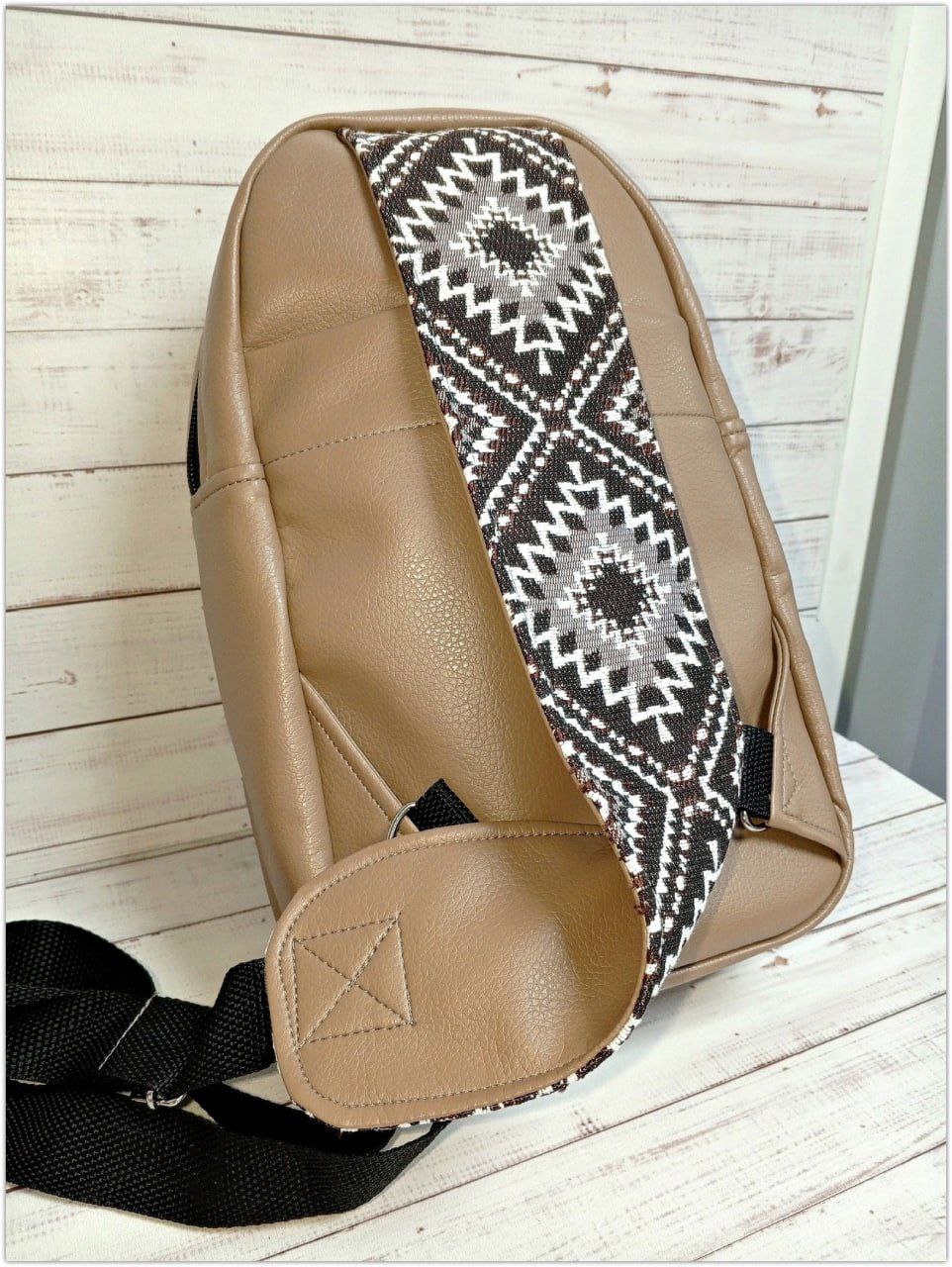 📍Что сегодня есть на нашем складе? Показываем и рассказываем.
👉Сумка-хобо с вышивкой “Волшебный цветок”. 
Материал - экокожа. Множество карманов внутри и снаружи | Сетка — социальная сеть от hh.ru