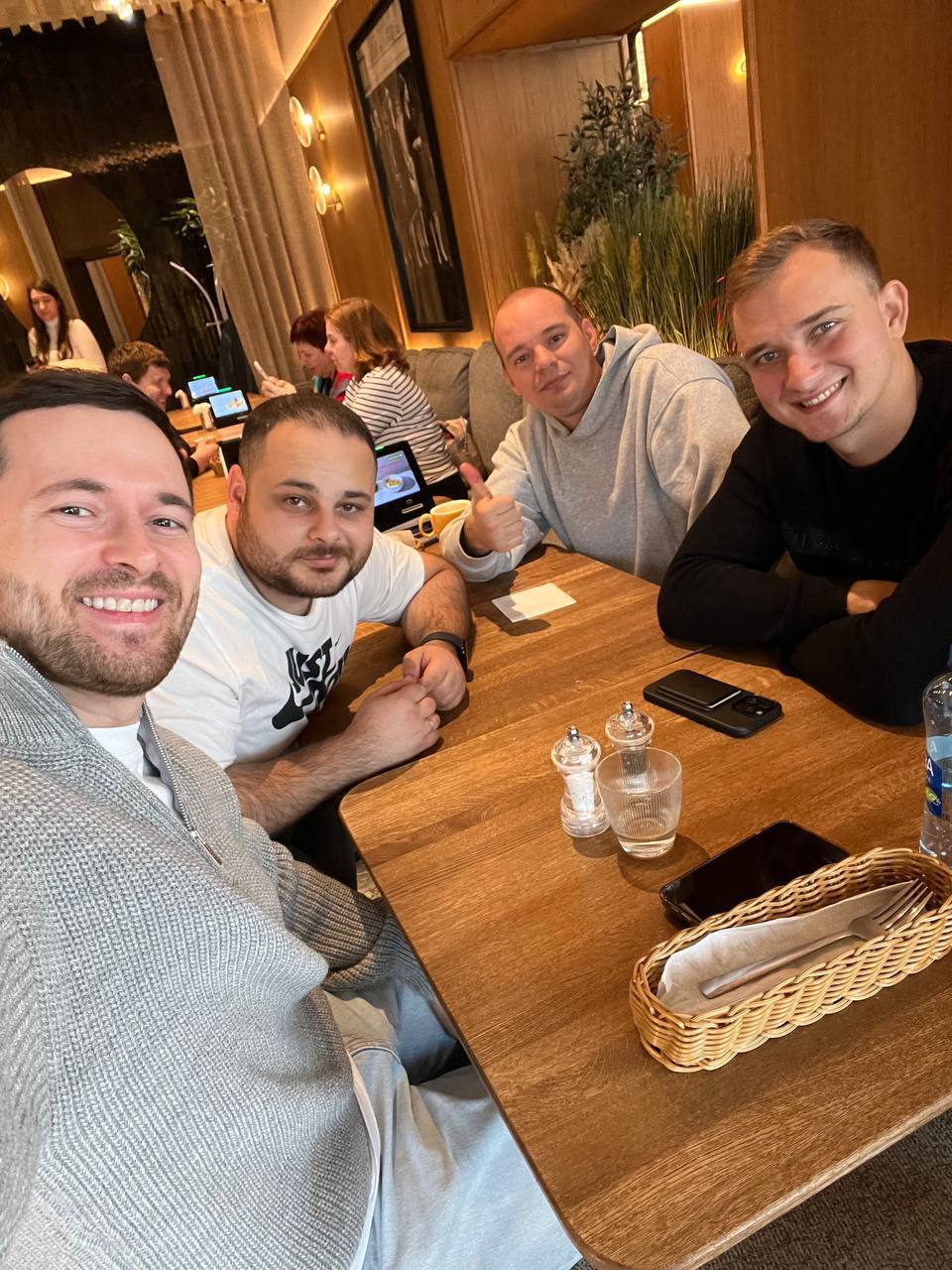 Мастермаинд подошел к концу
Раз в квартал мы с друзьями-предпринимателями встречаемся в разных городах и странах - отчитываемся по прошлой декларации и задачам, которые перед каждым из нас были постав... | Сетка — социальная сеть от hh.ru