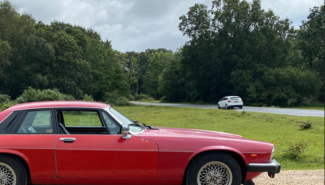 Фотошоп, ты пьян, иди домой!
Пока у всех лежала Фигма, я имел такой разговор с Фотошопием:
— Будь другом. Удали белую машину.
— Готово! Смотри, какой классный красный грузовик.
— Не замени, а удали | Сетка — социальная сеть от hh.ru