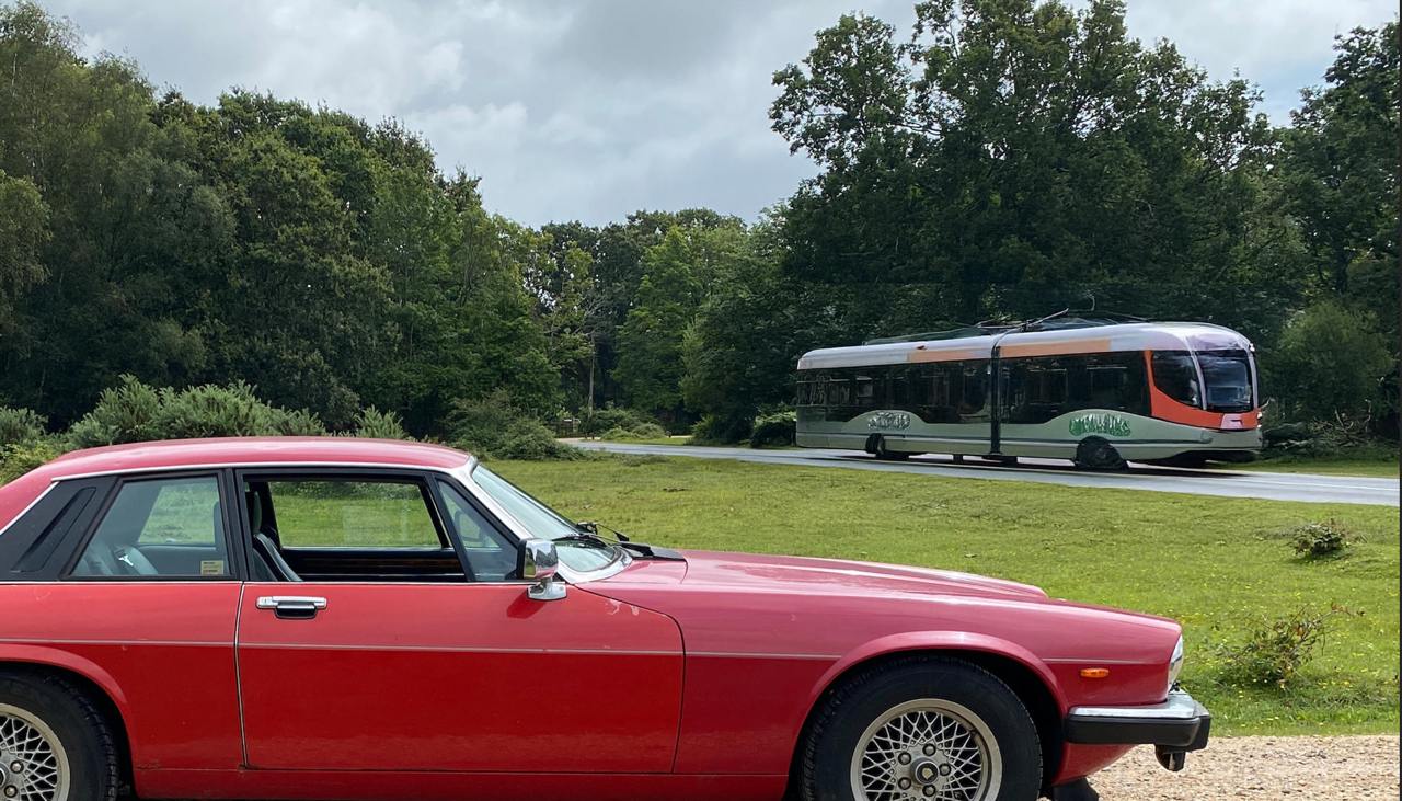 Фотошоп, ты пьян, иди домой!
Пока у всех лежала Фигма, я имел такой разговор с Фотошопием:
— Будь другом. Удали белую машину.
— Готово! Смотри, какой классный красный грузовик.
— Не замени, а удали | Сетка — социальная сеть от hh.ru