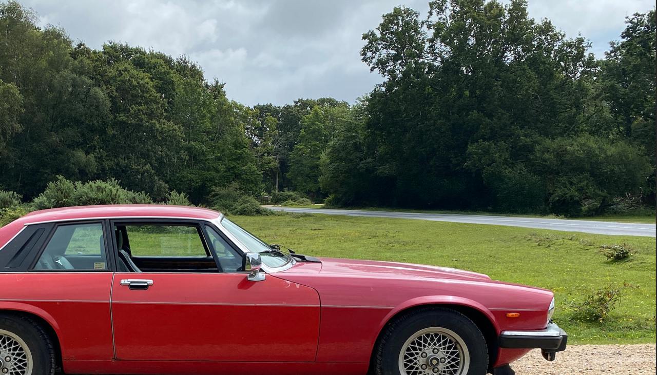 Фотошоп, ты пьян, иди домой!
Пока у всех лежала Фигма, я имел такой разговор с Фотошопием:
— Будь другом. Удали белую машину.
— Готово! Смотри, какой классный красный грузовик.
— Не замени, а удали | Сетка — социальная сеть от hh.ru