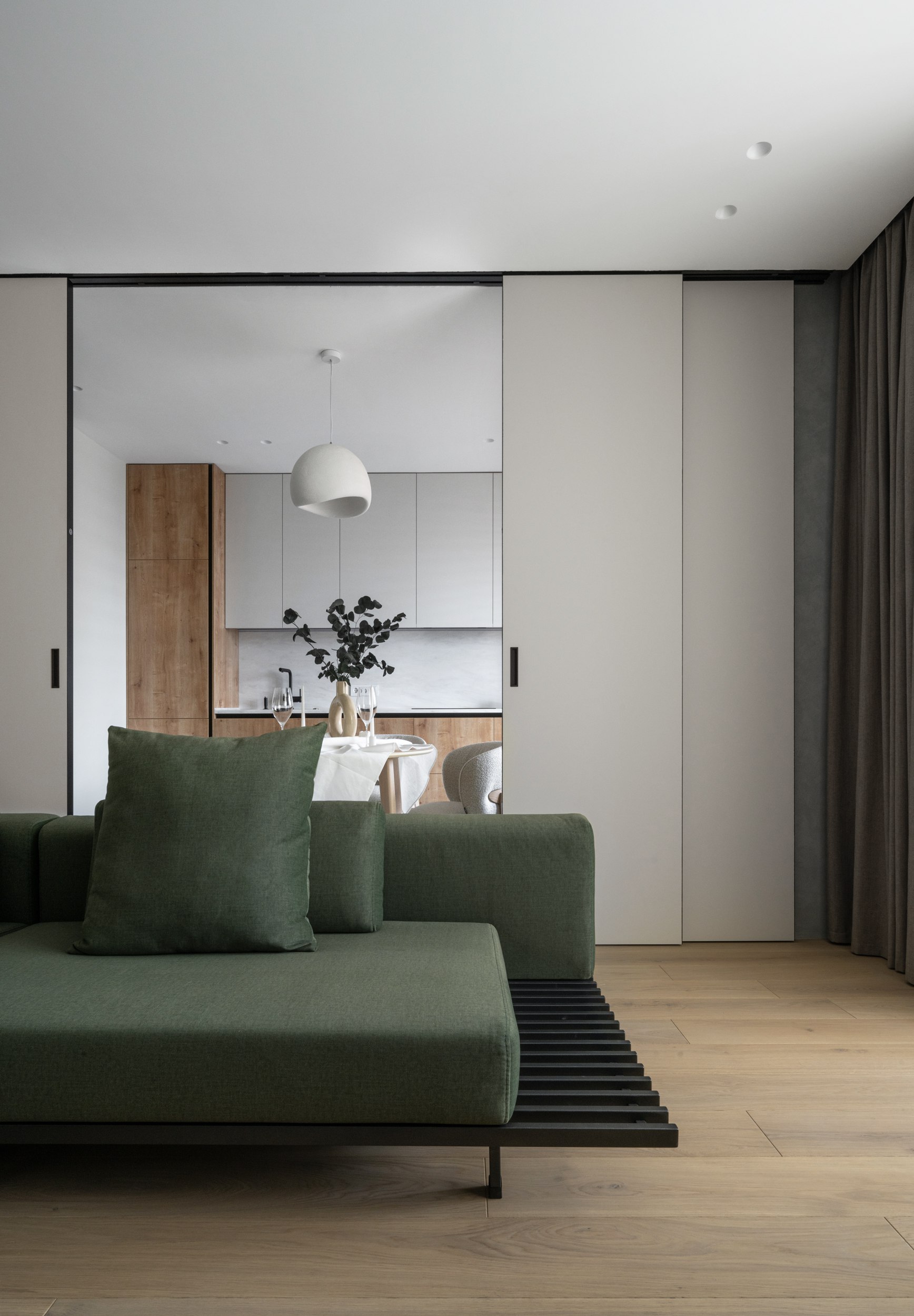 Для заказчицы, ценящей функциональность без ущерба для эстетики, дизайнеры студии Bureau LOLO создали интерьер в духе минимализма — свобода от визуального шума, спокойная цветовая гамма, много света | Сетка — социальная сеть от hh.ru