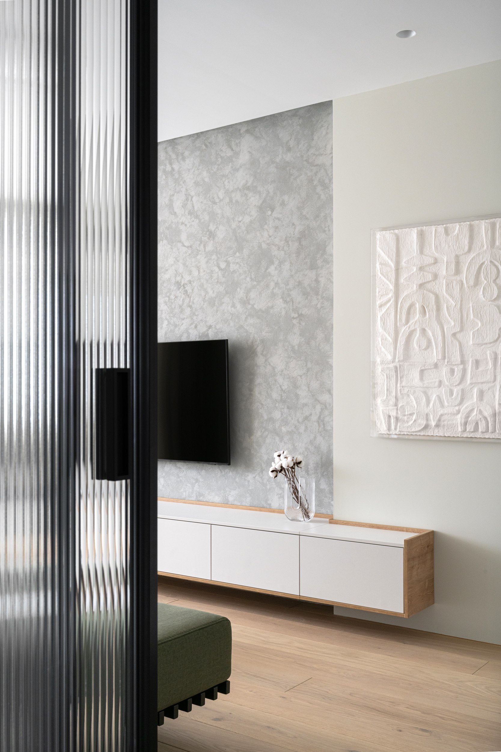 Для заказчицы, ценящей функциональность без ущерба для эстетики, дизайнеры студии Bureau LOLO создали интерьер в духе минимализма — свобода от визуального шума, спокойная цветовая гамма, много света | Сетка — социальная сеть от hh.ru