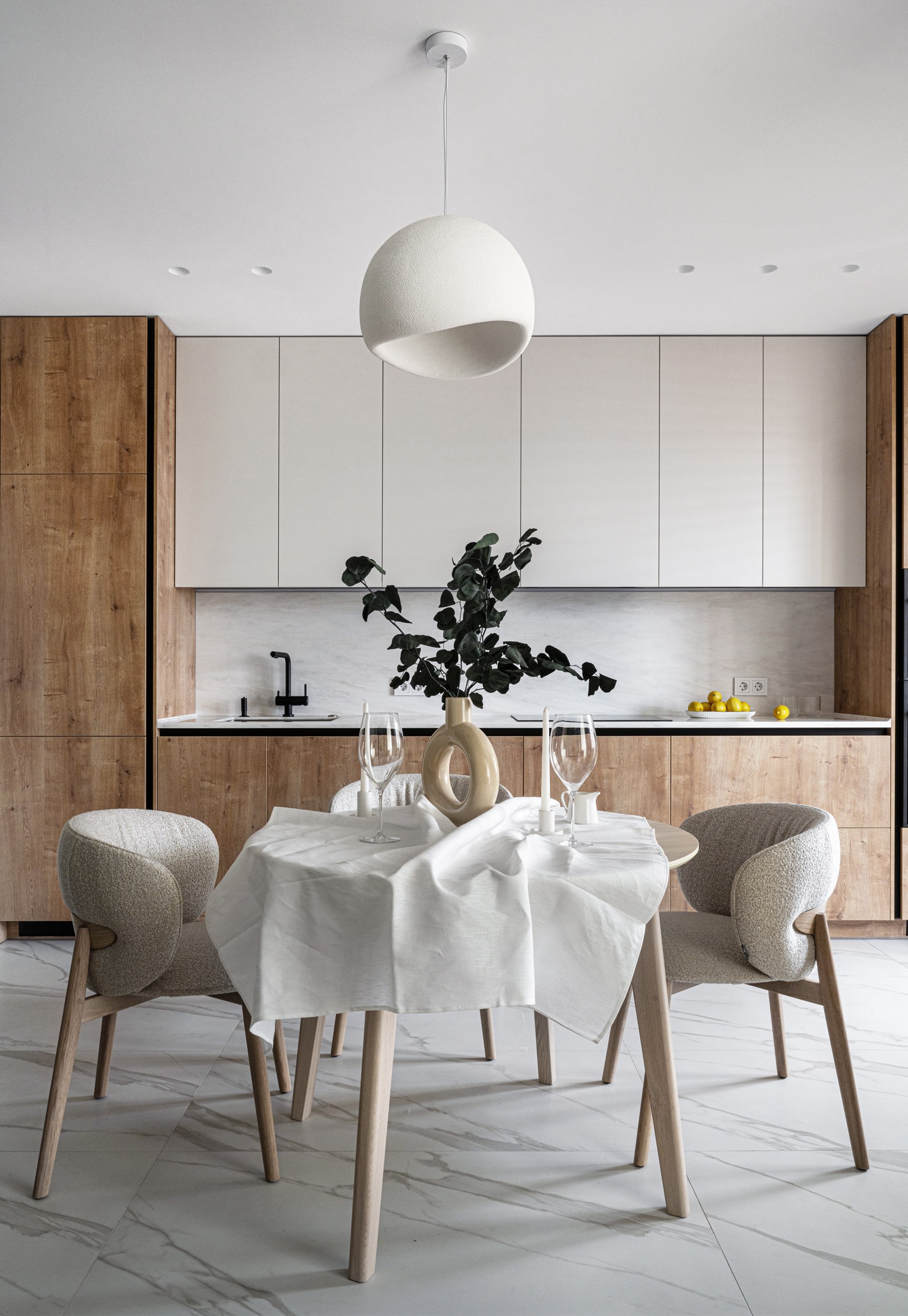 Для заказчицы, ценящей функциональность без ущерба для эстетики, дизайнеры студии Bureau LOLO создали интерьер в духе минимализма — свобода от визуального шума, спокойная цветовая гамма, много света | Сетка — социальная сеть от hh.ru