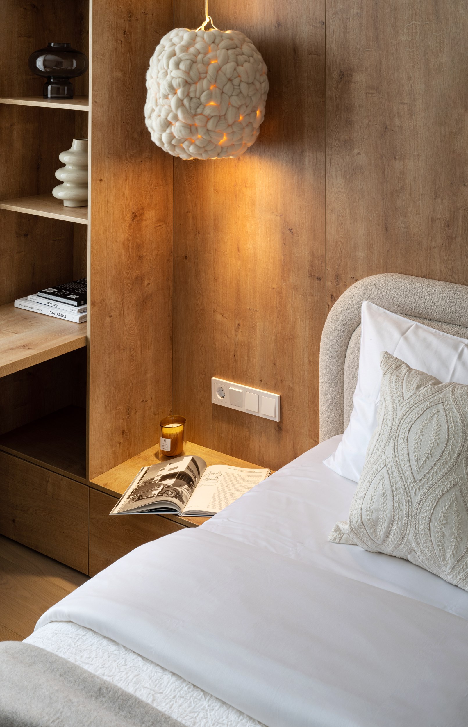 Для заказчицы, ценящей функциональность без ущерба для эстетики, дизайнеры студии Bureau LOLO создали интерьер в духе минимализма — свобода от визуального шума, спокойная цветовая гамма, много света | Сетка — социальная сеть от hh.ru