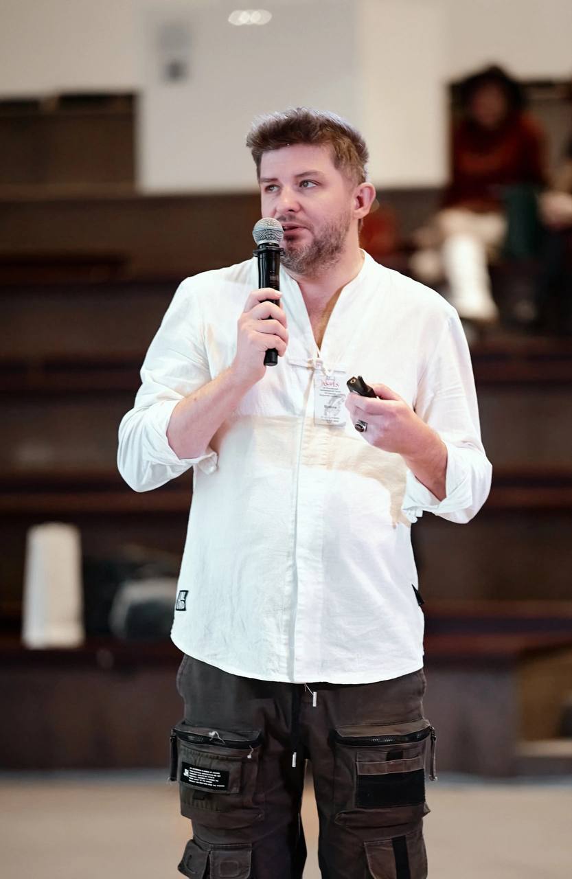 В понедельник 24.03.2025 в 17:00 главный редактор журнала WA Вадим Костырин проведет в высшей школе дизайна «Детали» свою авторскую лекцию-дискуссию «Интерьерные СМИ: инструкция по применению | Сетка — социальная сеть от hh.ru