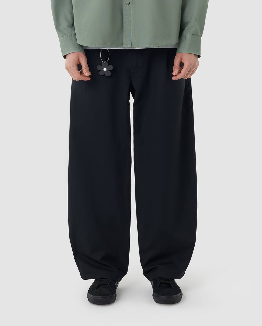 🗻 Wolee Tokyo: брюки, созданные для движения  
Если бы Токио можно было передать через одежду, он выглядел бы примерно так: широкие брюки Wolee — про свободу, ритм и баланс между суетой и неспешностью | Сетка — социальная сеть от hh.ru