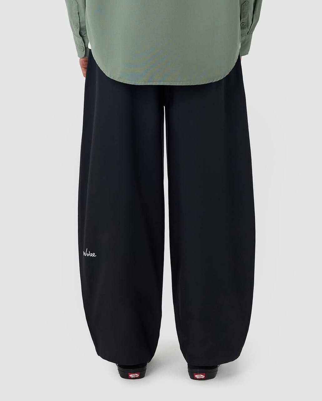 🗻 Wolee Tokyo: брюки, созданные для движения  
Если бы Токио можно было передать через одежду, он выглядел бы примерно так: широкие брюки Wolee — про свободу, ритм и баланс между суетой и неспешностью | Сетка — социальная сеть от hh.ru