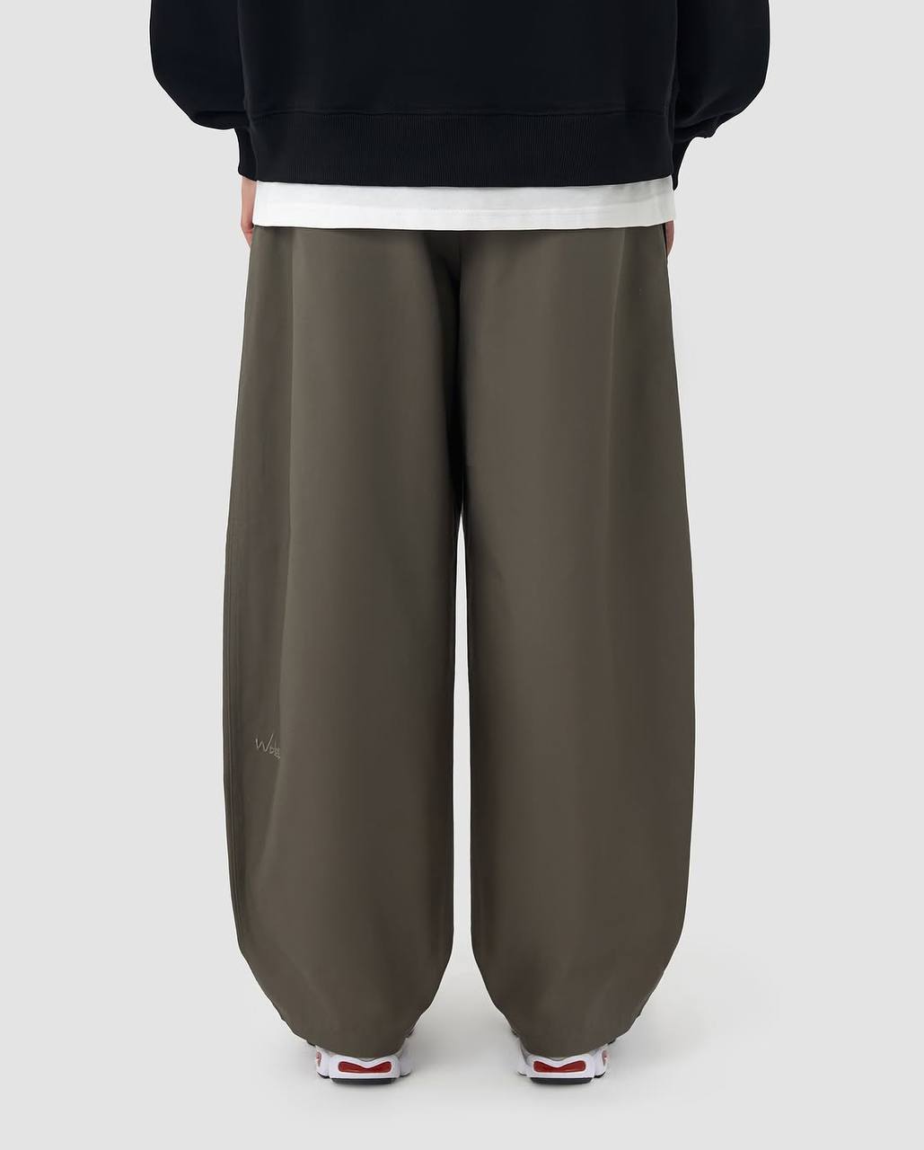 🗻 Wolee Tokyo: брюки, созданные для движения  
Если бы Токио можно было передать через одежду, он выглядел бы примерно так: широкие брюки Wolee — про свободу, ритм и баланс между суетой и неспешностью | Сетка — социальная сеть от hh.ru